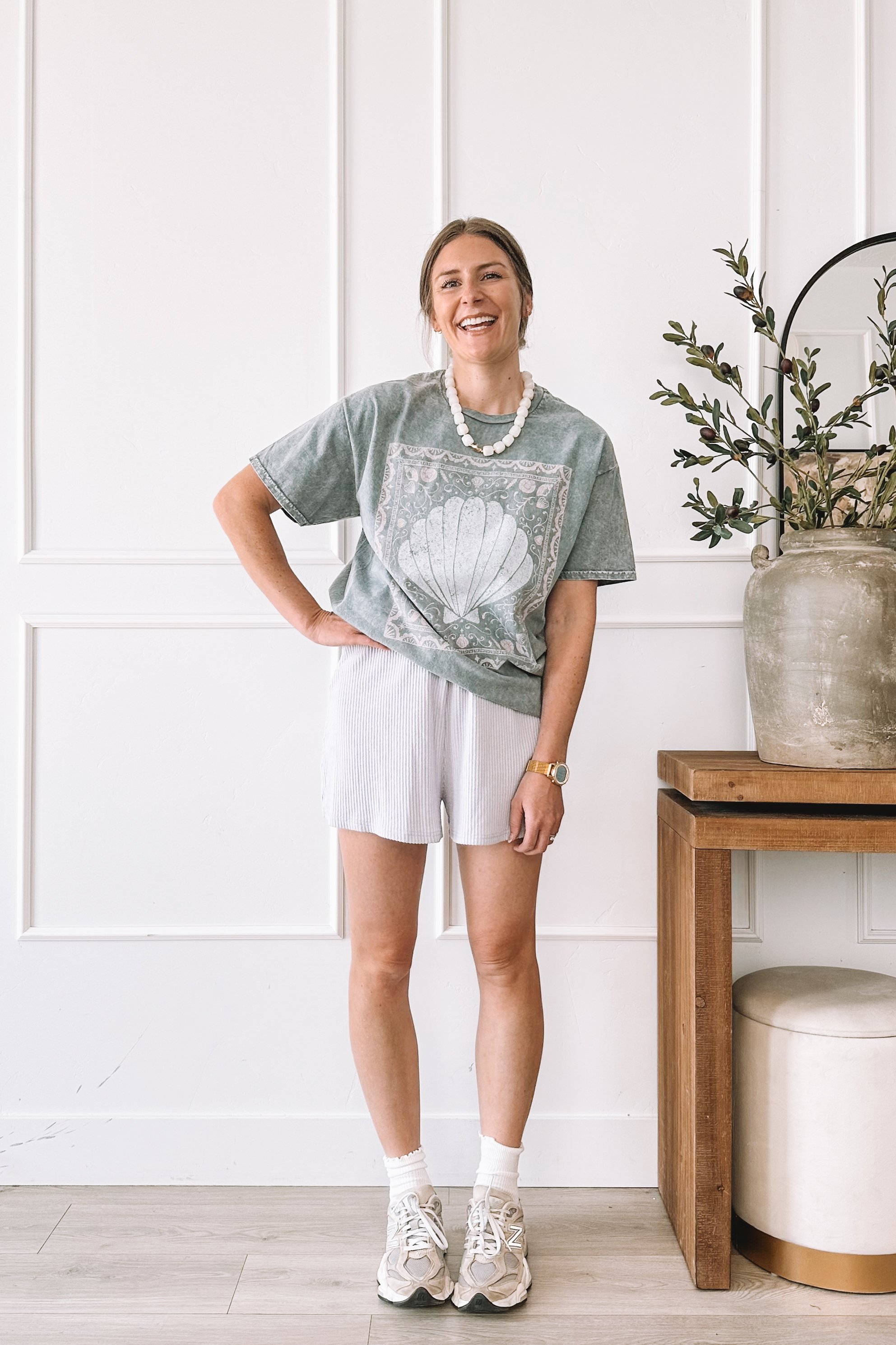 shell-graphic-tee-outfit-ribbed-shorts-new-balance-sneakers