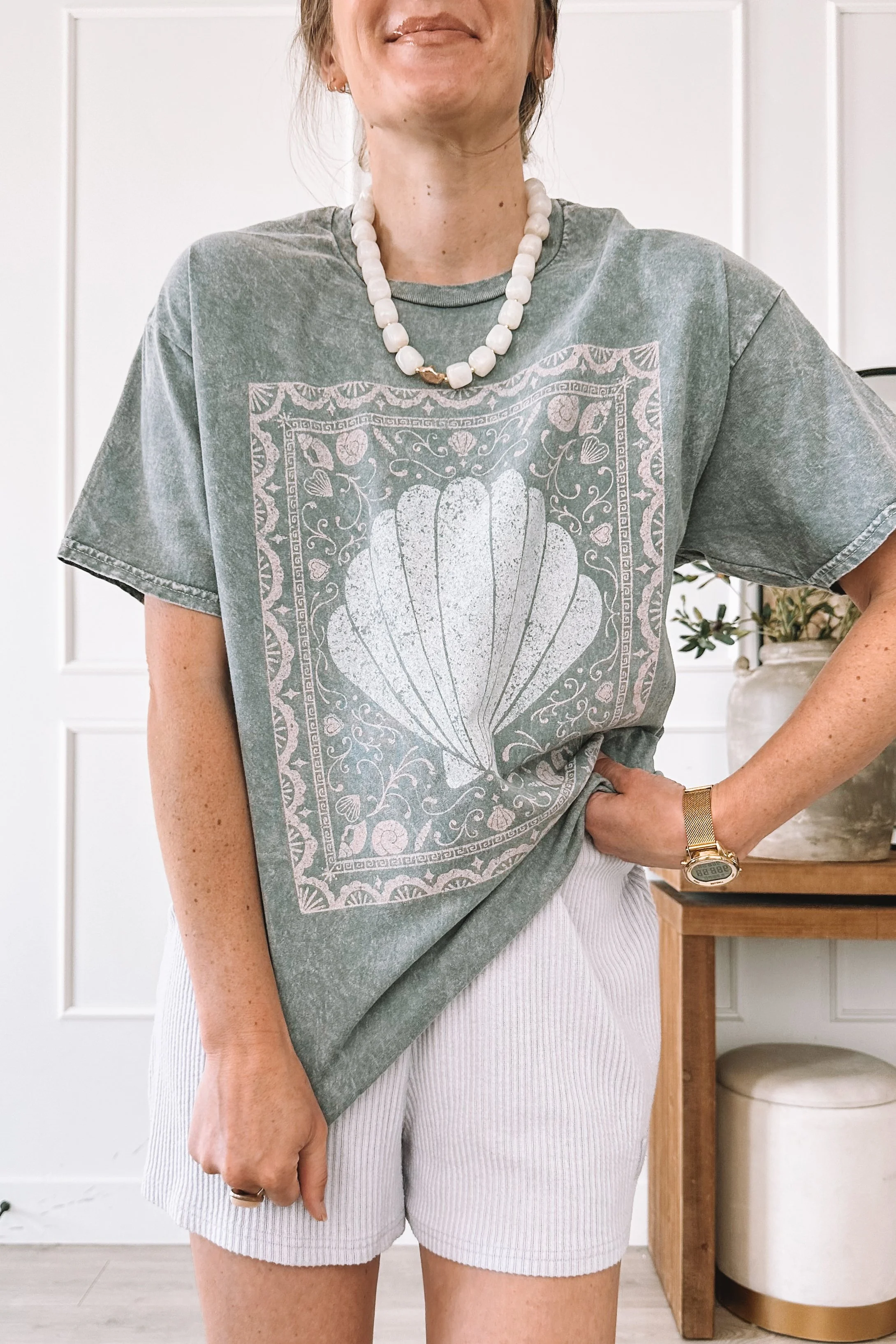 shell-graphic-tee-outfit-ribbed-shorts-new-balance-sneakers