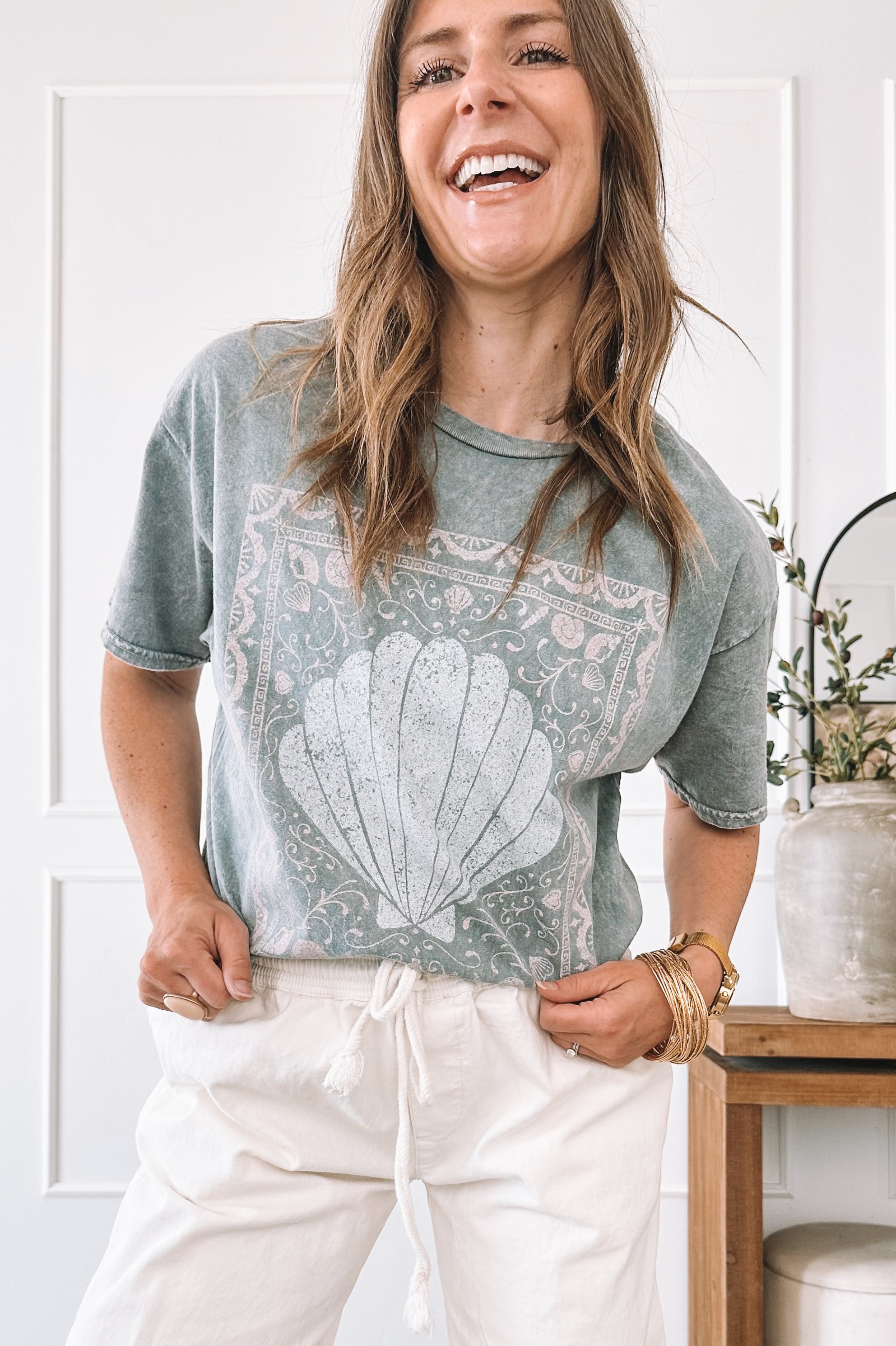 shell-graphic-tee-outfit-white-linen-pants-studded-mules