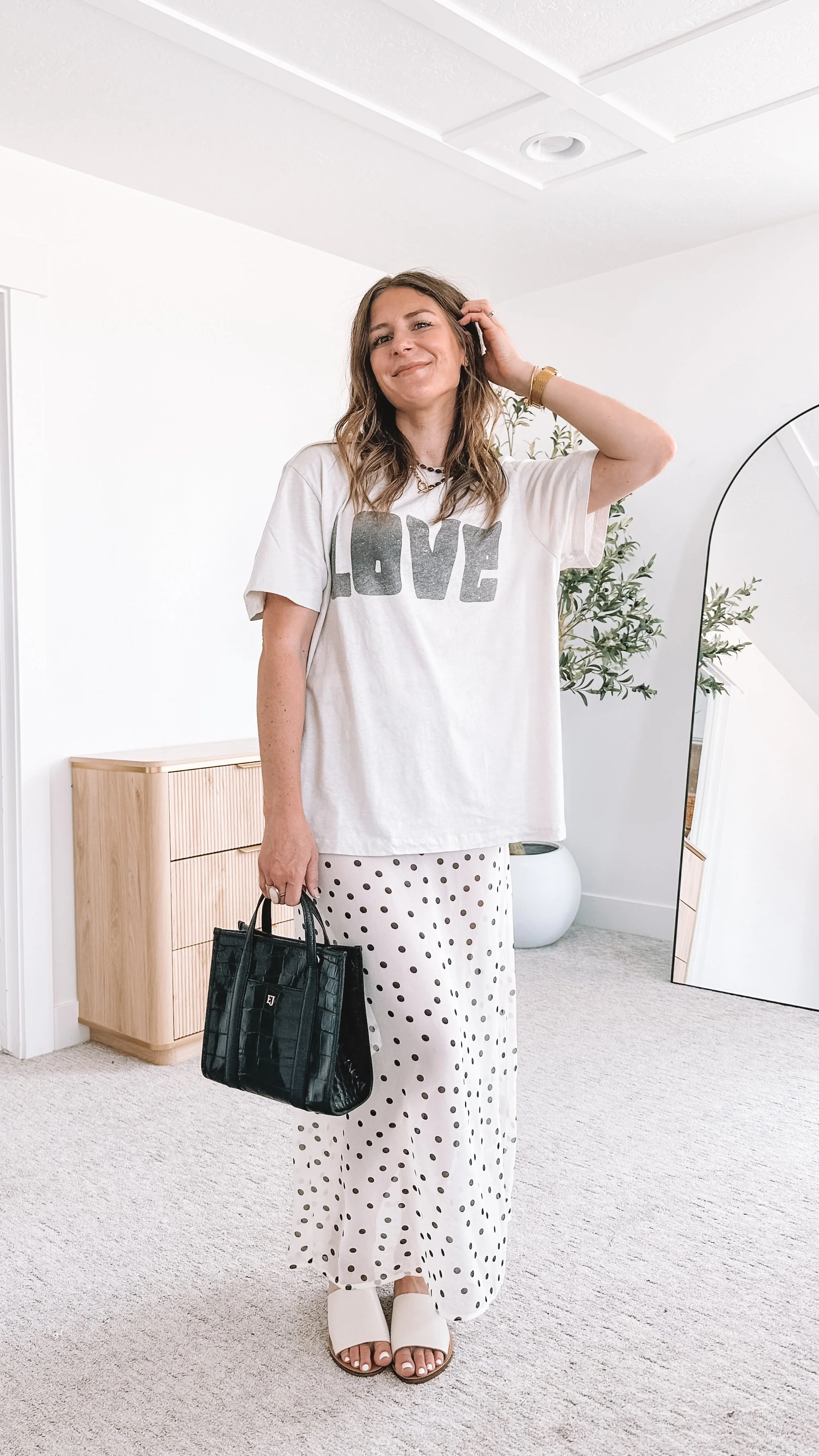 Graphic Tee Outfit Ideas for Moms (the Easy, Cute Way to Wear One)