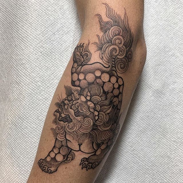 Foo Dog for @sminelle done at #bodyelectric #bodyelectrictattoo .
.
.
#losangeles #losangelestattoo #latattoo #latattooartist #foodog #foodogtattoo #tattoo #tattooart #tattooartist #melrose #fineline #finelinetattoo #tattooworker #tattoowork #stippli