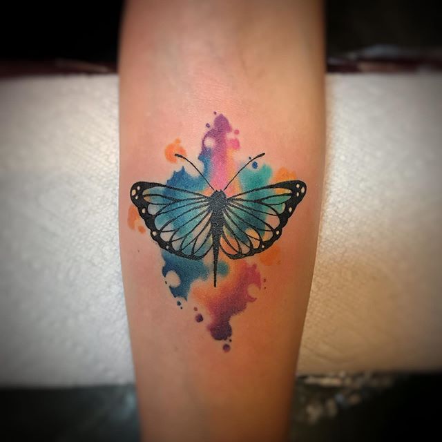 🦋 fun.... #artbydark #tattoosbydark  #color #colortattoo #bodyelectric #bodyelectrictattoo #butterfly #butterflytattoo #watercolor #watercolorbutterfly