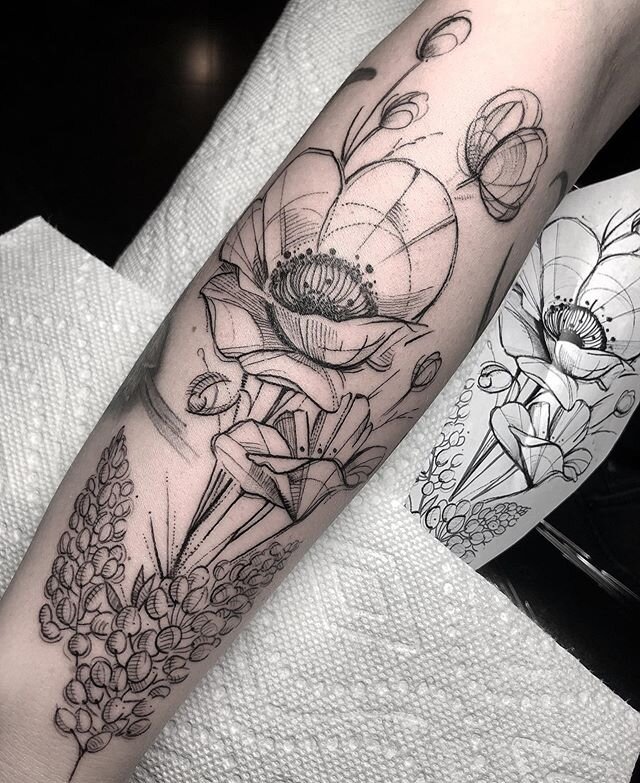 Sketchy floral from &lsquo;18. 🌺 
#bodyelectrictattoo #poppy #poppies #poppytattoo #poppiestattoo #sketchtattoo #sketchtattoos #floral #floraltattoo #floralsketch