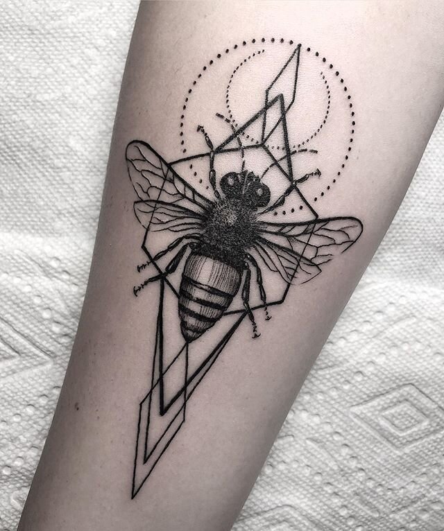 2019 🐝 
#bodyelectrictattoo #bee #beetattoo #geometricbee #geometricbeetattoo #geometrictattoo #geometrictattoos