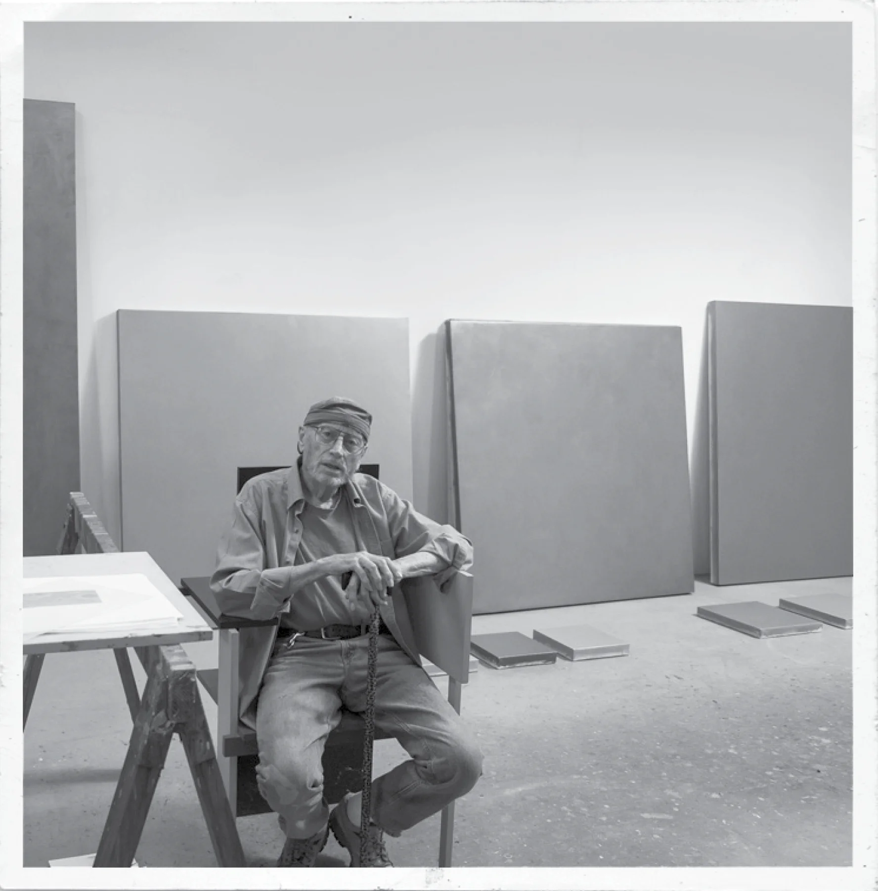David Simpson in his studio, Berkeley, California, 2015. From David Simpson: Works (1965- 2015) Photograph © 2015 Jo Whaley www.radiusbooks.org