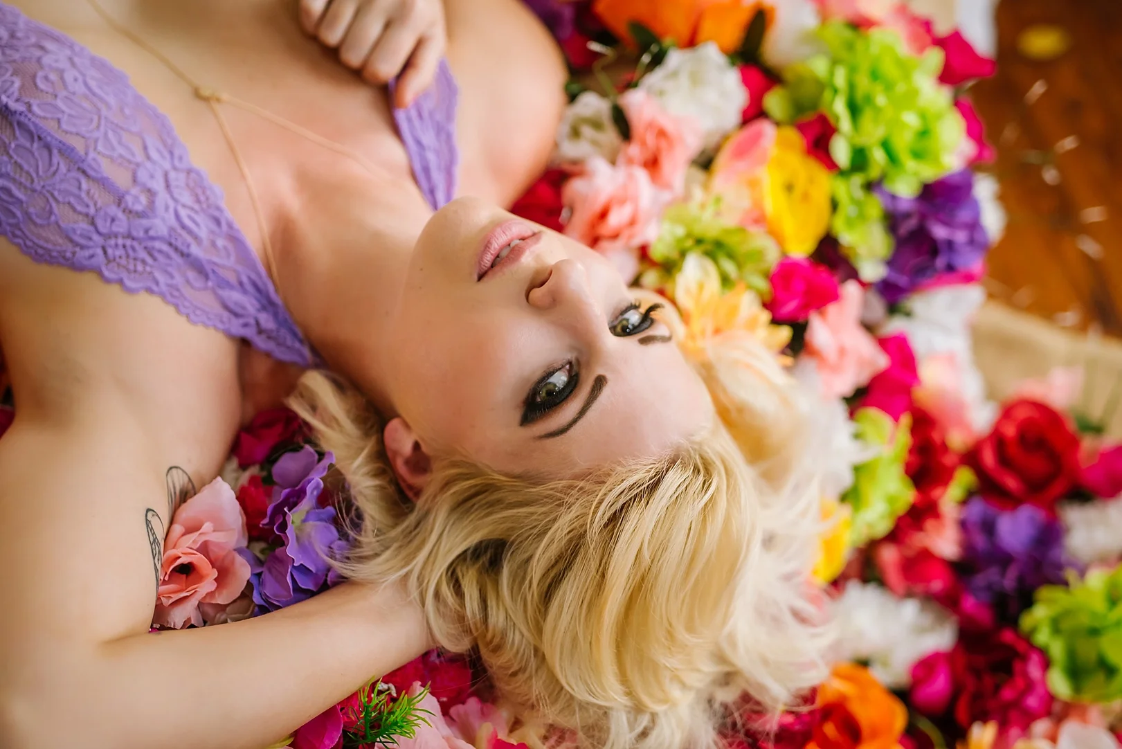 creative-hipster-boudoir-photos-tampa-studio-flowers-bathtub_0014.jpg