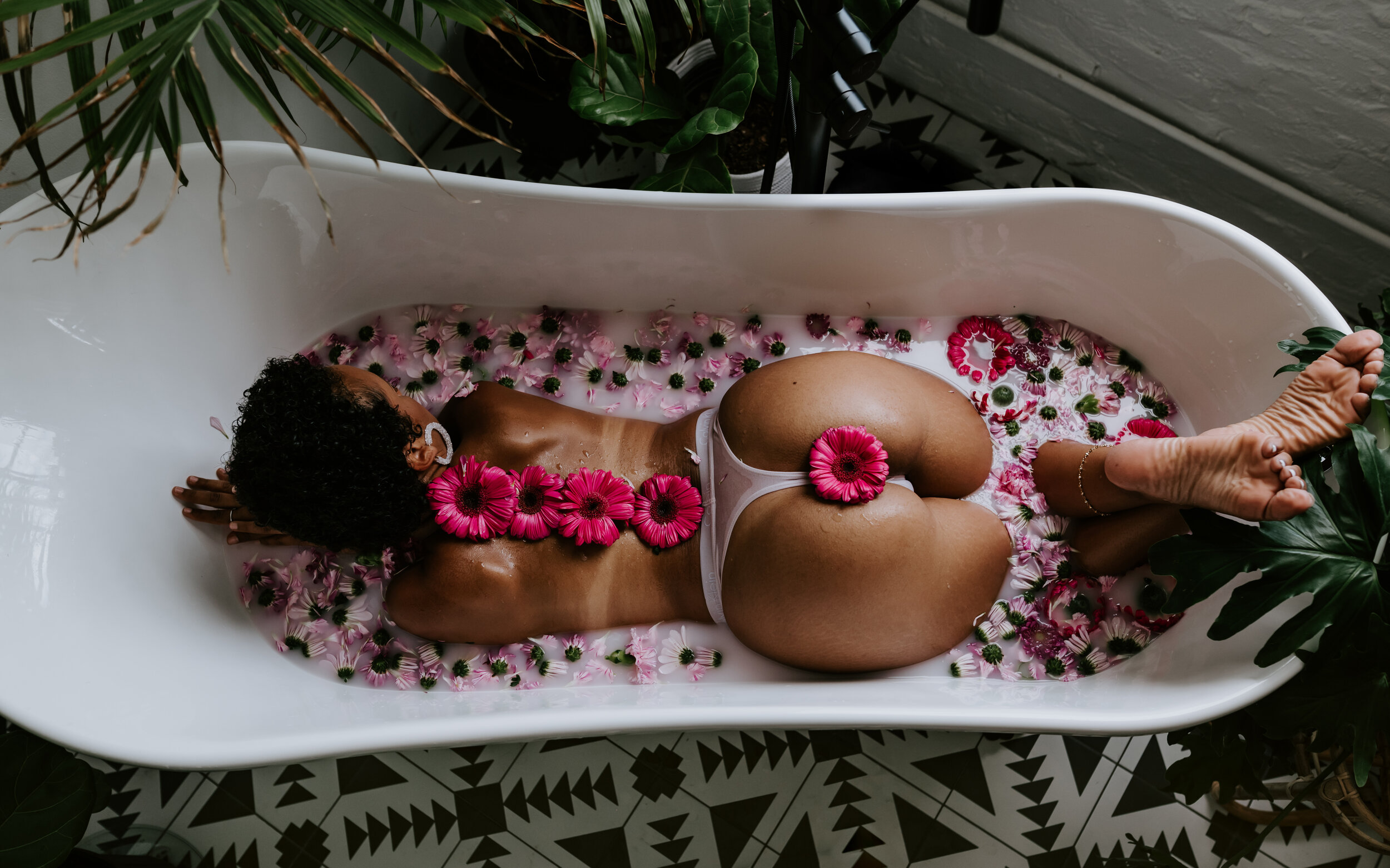 tampa-milkbath-tub-boudoir-photos-Miss-S-7.jpg