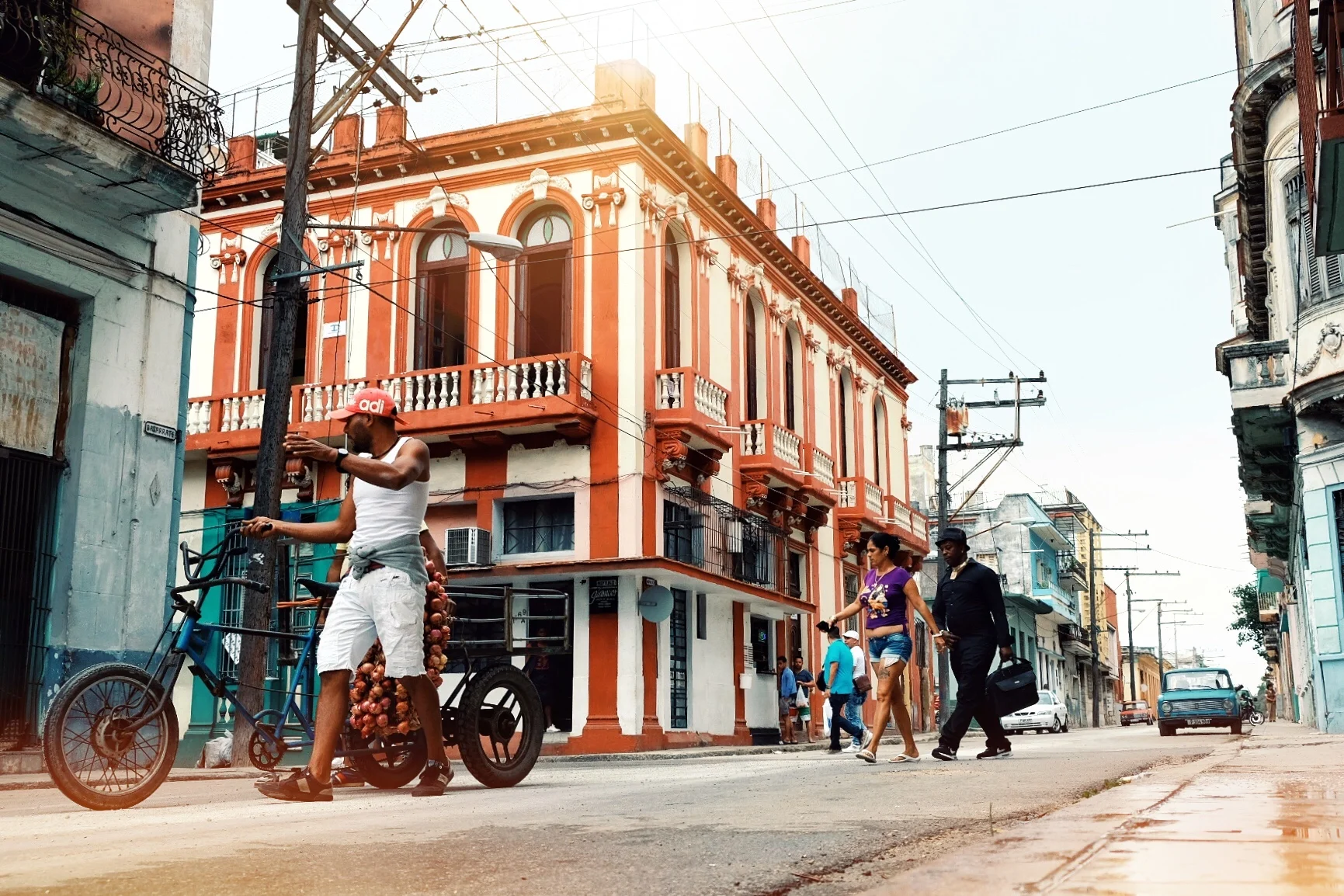 First steps in Havana... scams & police. 