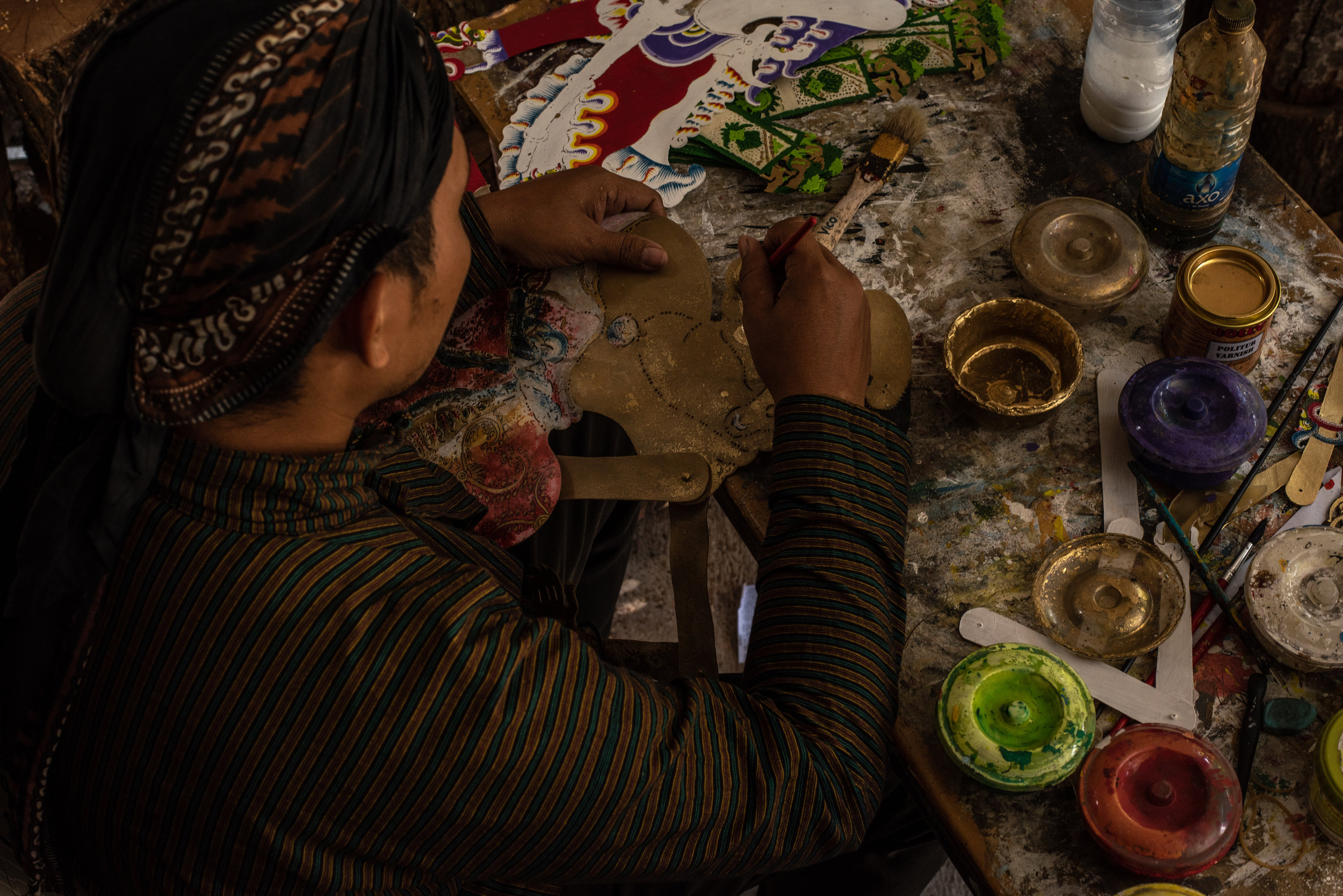 Dhidot paints a new puppet