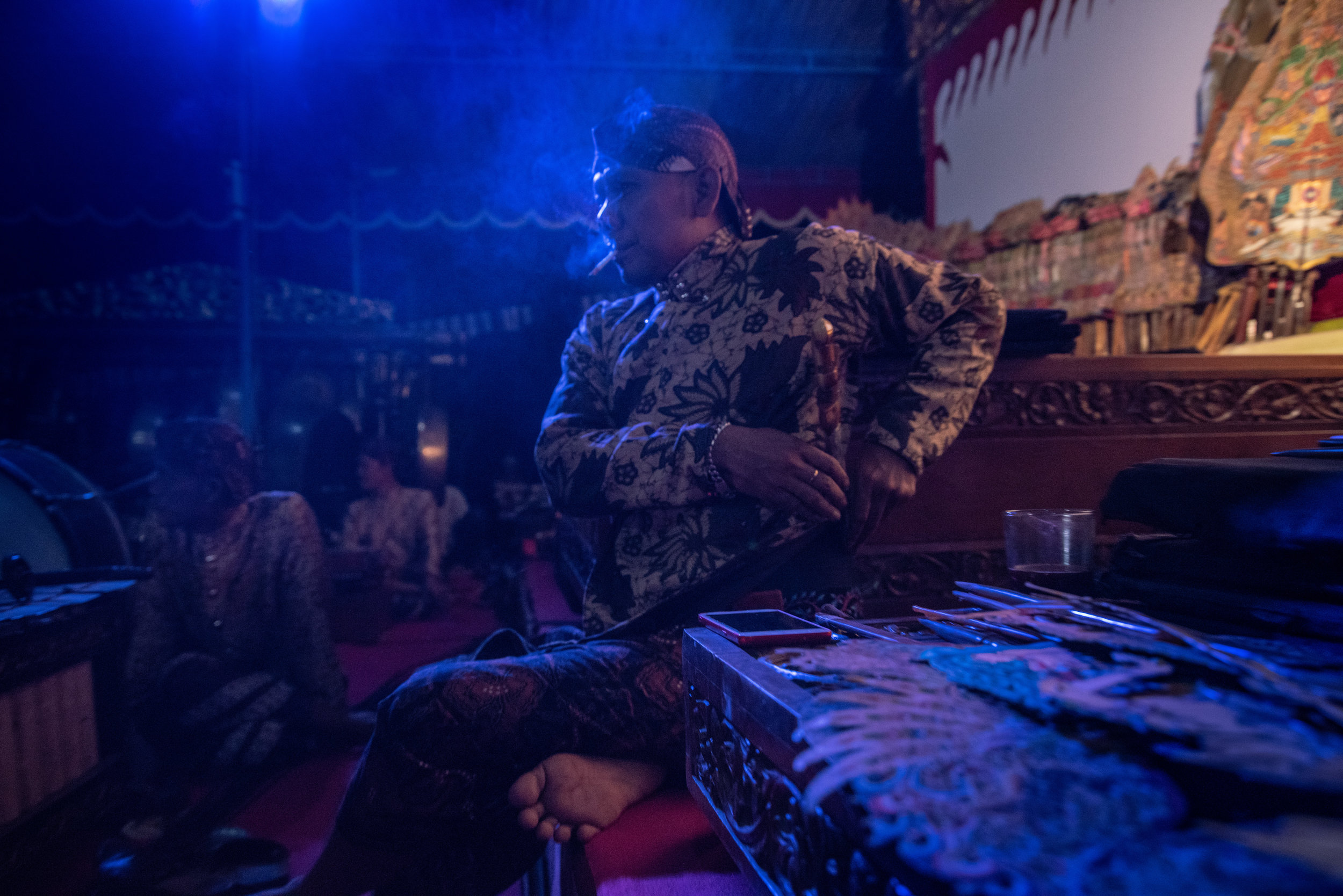  Ki Seno moves his kris (ceremonial dagger) to his back, marking the beginning of the Wayang Kulit performance 