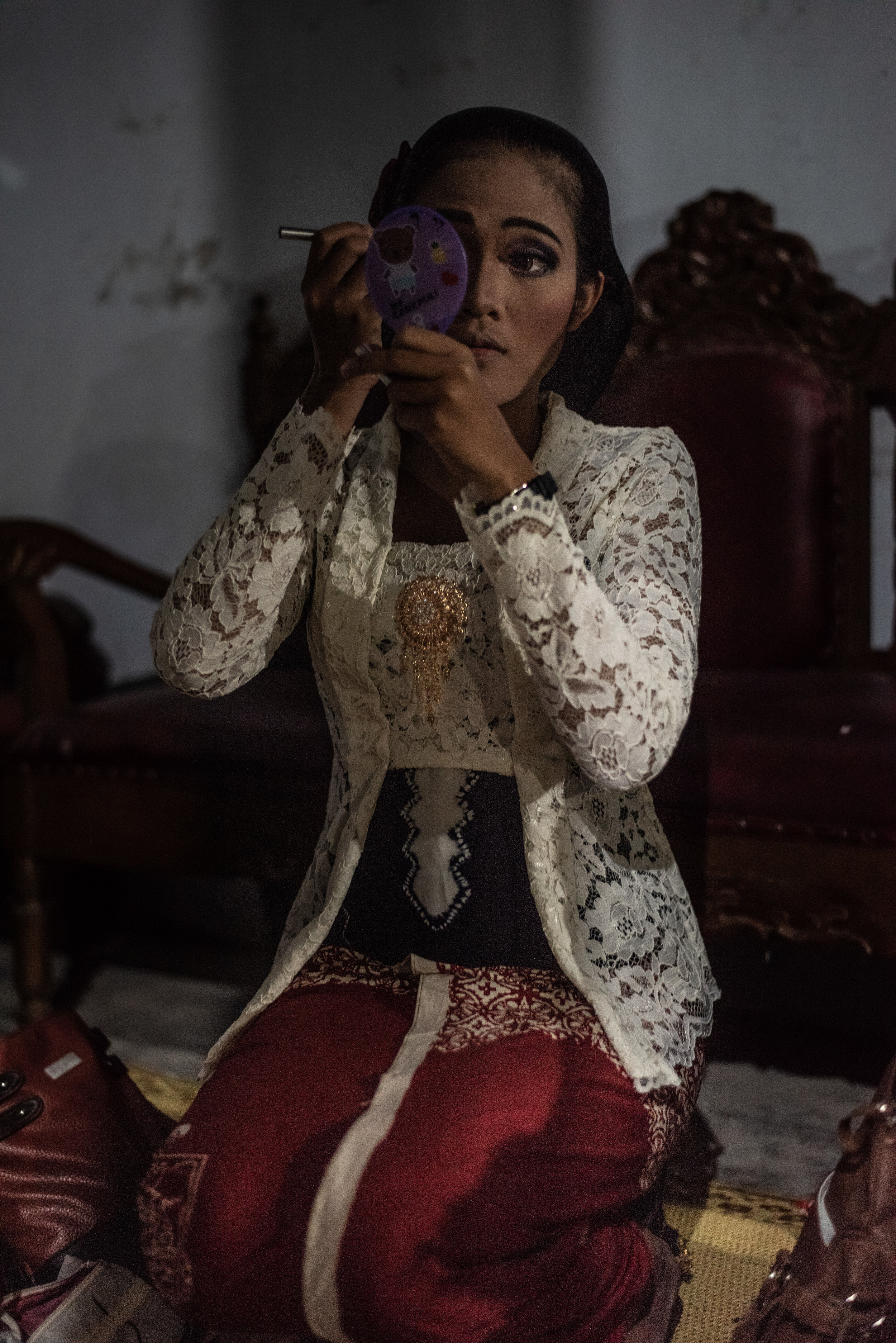 Singer applies make-up before performance