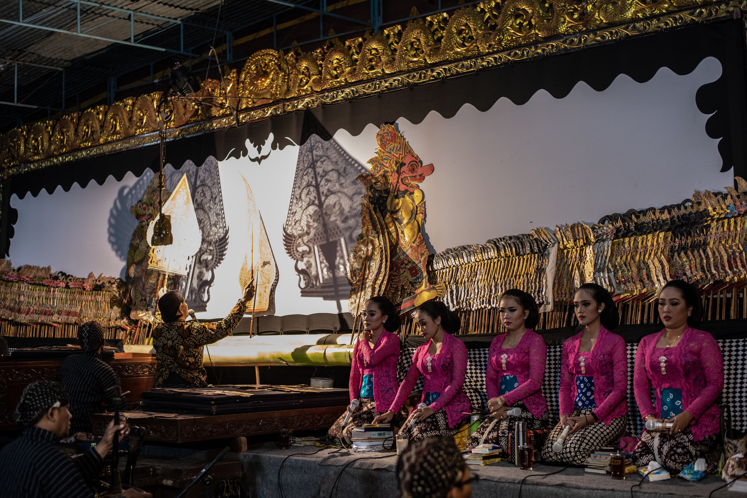  Ki Seno and his singers begin their all night performance 