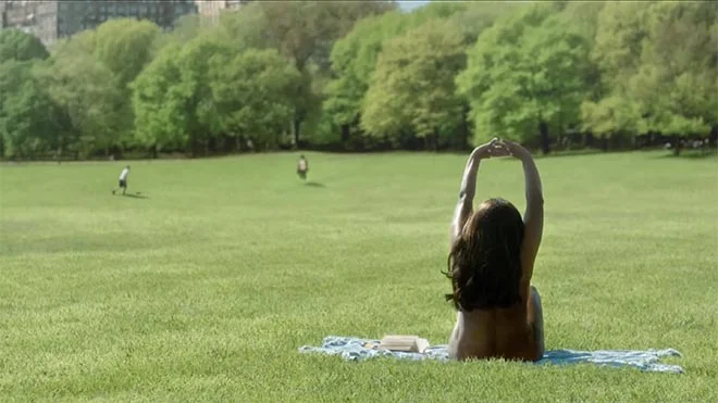 nationwide-invisible-mindy-kaling-sunbathes-nude.jpg