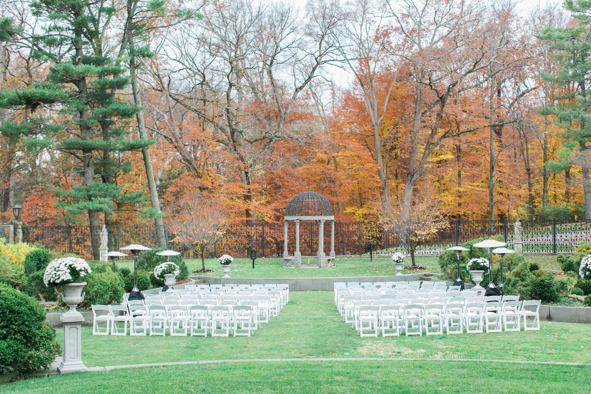 This amazing ceremony space at Jasna Polana is such a great use of natural elements. We love the how the entire ground space is made up of sod, and could there be a more spectacular back drop than that forest?? The stone elements found in the columns with planters, gazebo, and bordering walls help make this a very clean and polished look. 