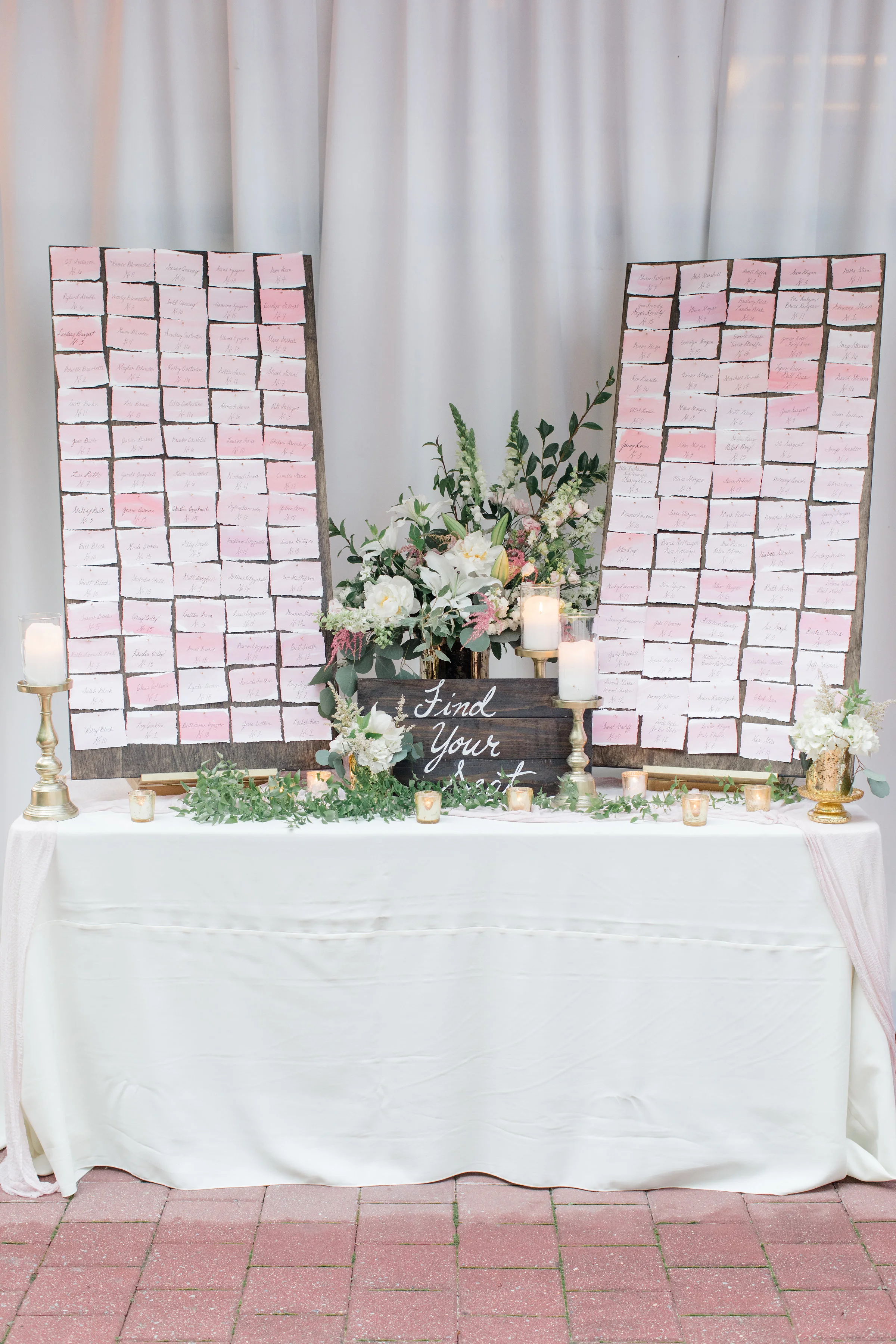 Place card holder and welcome table