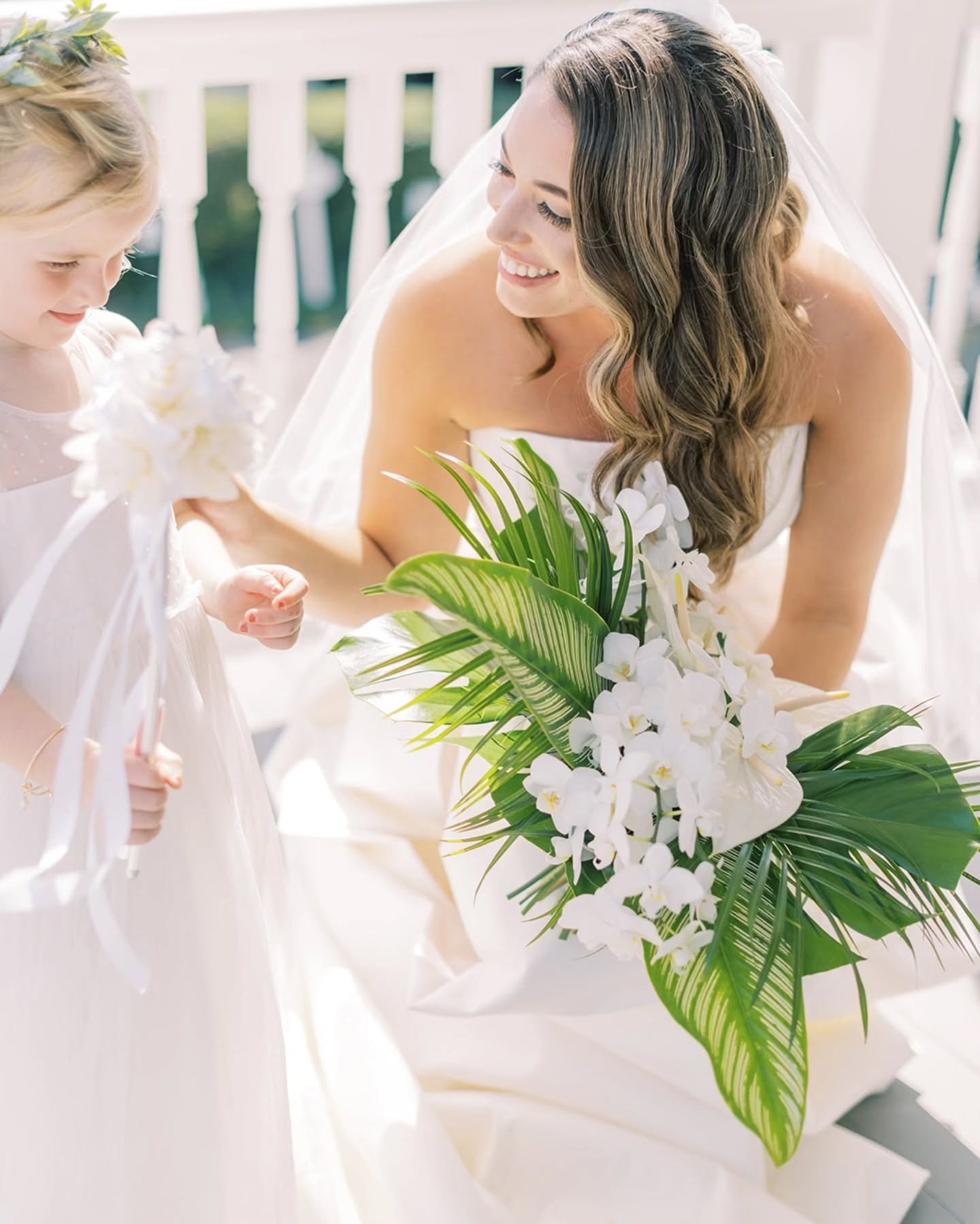 Summer has arrived, and the tropical temps have us reminiscing on this gorgeous day with @belmomentoweddings and @rachelpearlman (two of our favs!). #summerwedding #orchids #tropicalwedding