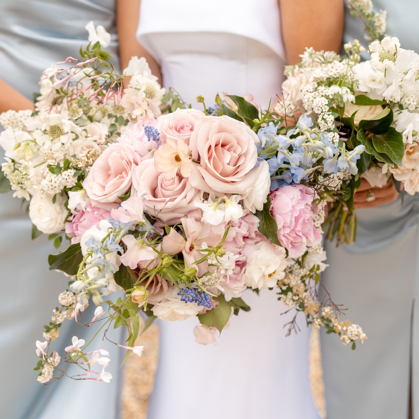 Summoning spring through the power of jasmine, muscari, tulips and spirea. This palette from Lindsay &amp; Hayes&rsquo; celebration at @avalonyachtclub gives us hope for brighter days 🌀🌷🤍