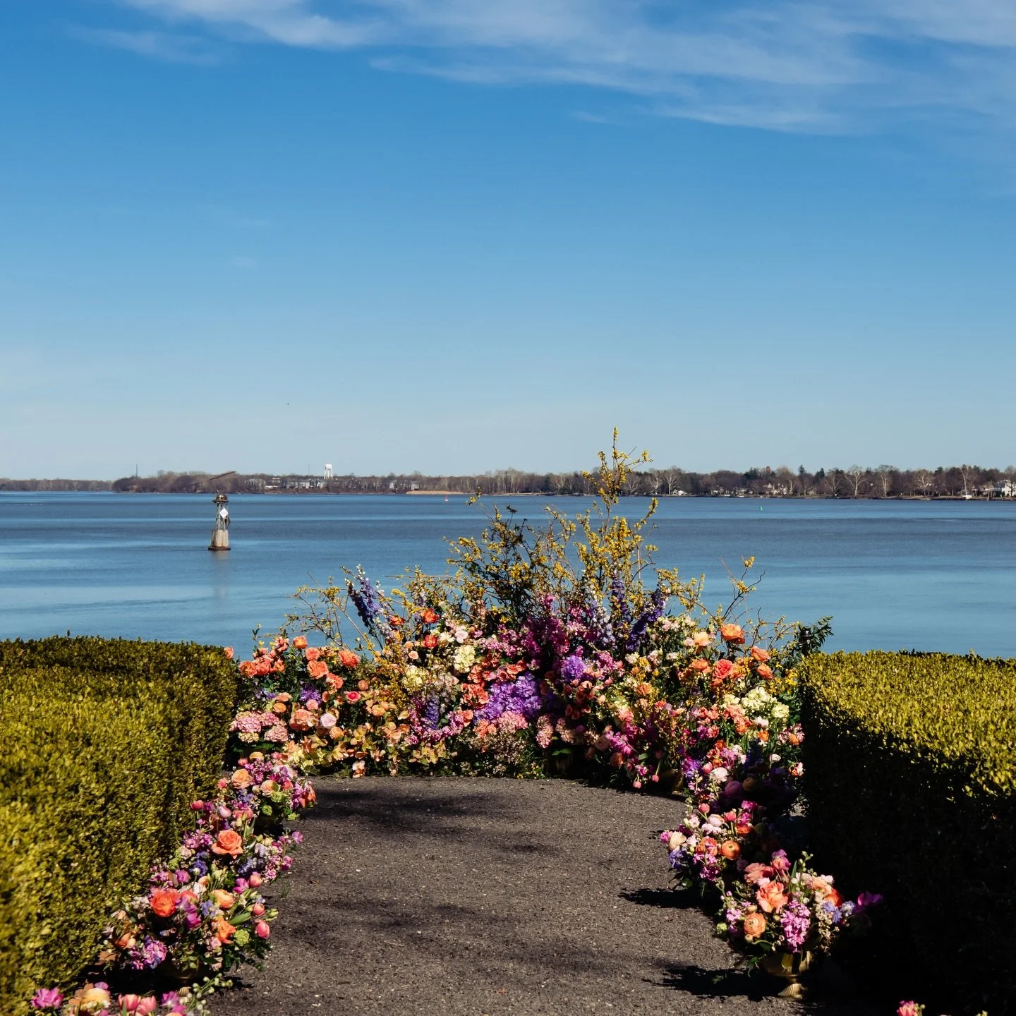 K&amp;K&rsquo;s colorful spring explosion at Glen Foerd made for a great way to kick off our wedding season 🤩To us, there&rsquo;s never a thing as &ldquo;too much color&rdquo; 
📸: @morbyphotography