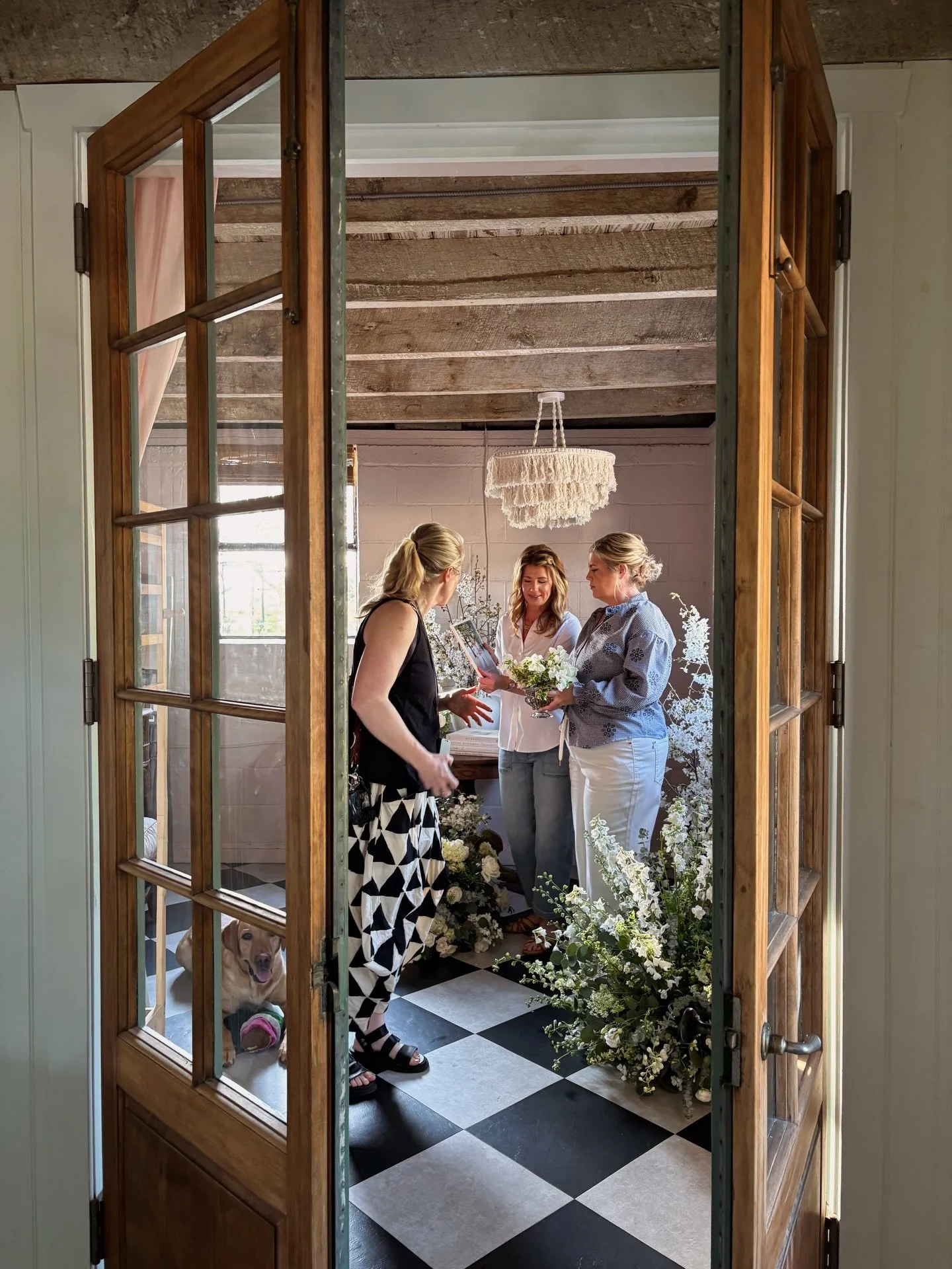 Behind the scenes of our branding photoshoot with @samanthajayphoto 🤩 Lots of laughs, lots of flowers and lots of fun. So many photoshoots can feel staged and unauthentic. Focusing on what makes us who we are and what we&rsquo;re about made this fee