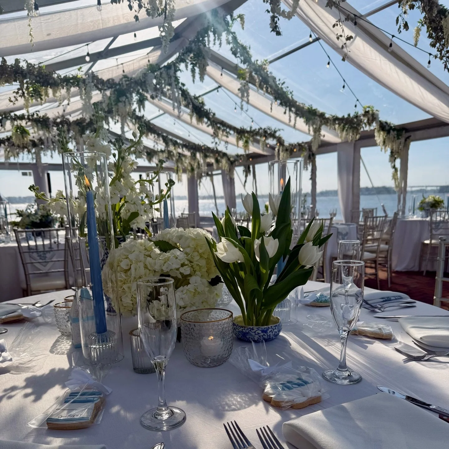 Little dose of summer feels from @corinthianyachtclubofcapemay !! This hanging install was everything and the mix of chinoiserie was perfect for L&amp;M&rsquo;s sunny Cape May wedding day 🌞