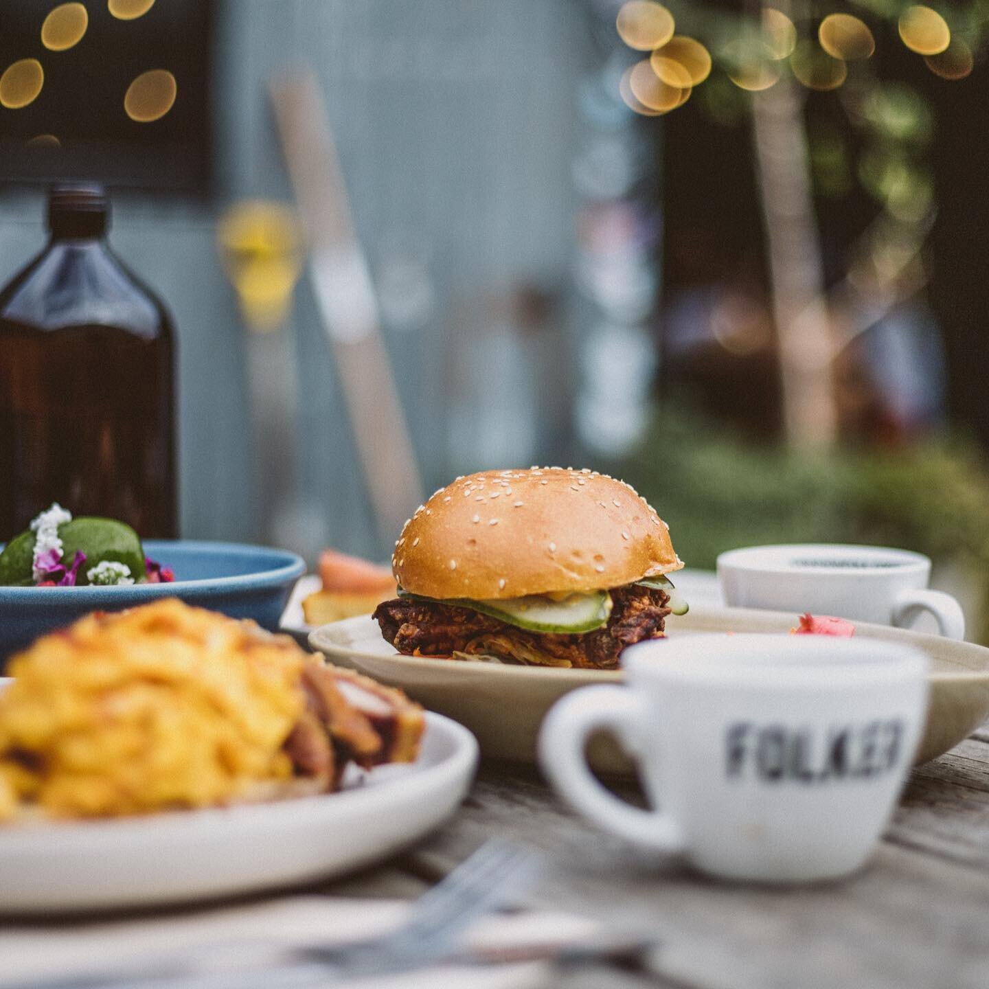 Day for it! 🍔 ☕️ 
Our chicken burger comes in hot with whey brined crispy free range chicken thigh, kim chi, pickled cucumber + radish &amp; firecracker Mayo 🤤