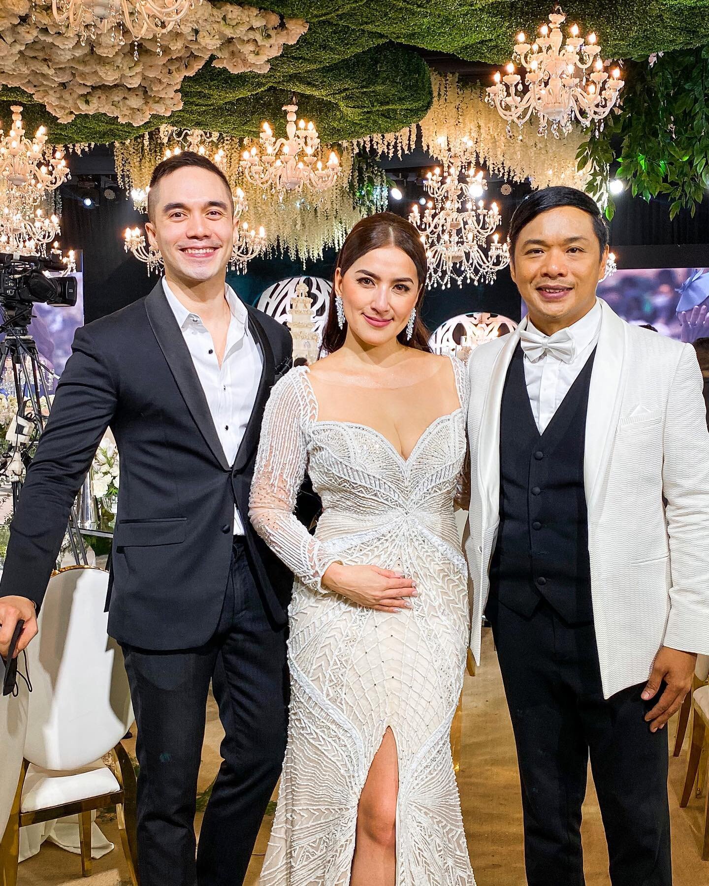 Hindi artista si Dave, but now he&rsquo;ll be Ara Mina&rsquo;s leading man, for a lifetime. ✨What a celebration of love! Puno ng iyakan, tawanan, at kantahan. Thank you @davealmarinez and @therealaramina for having me host such an epic reception. Off