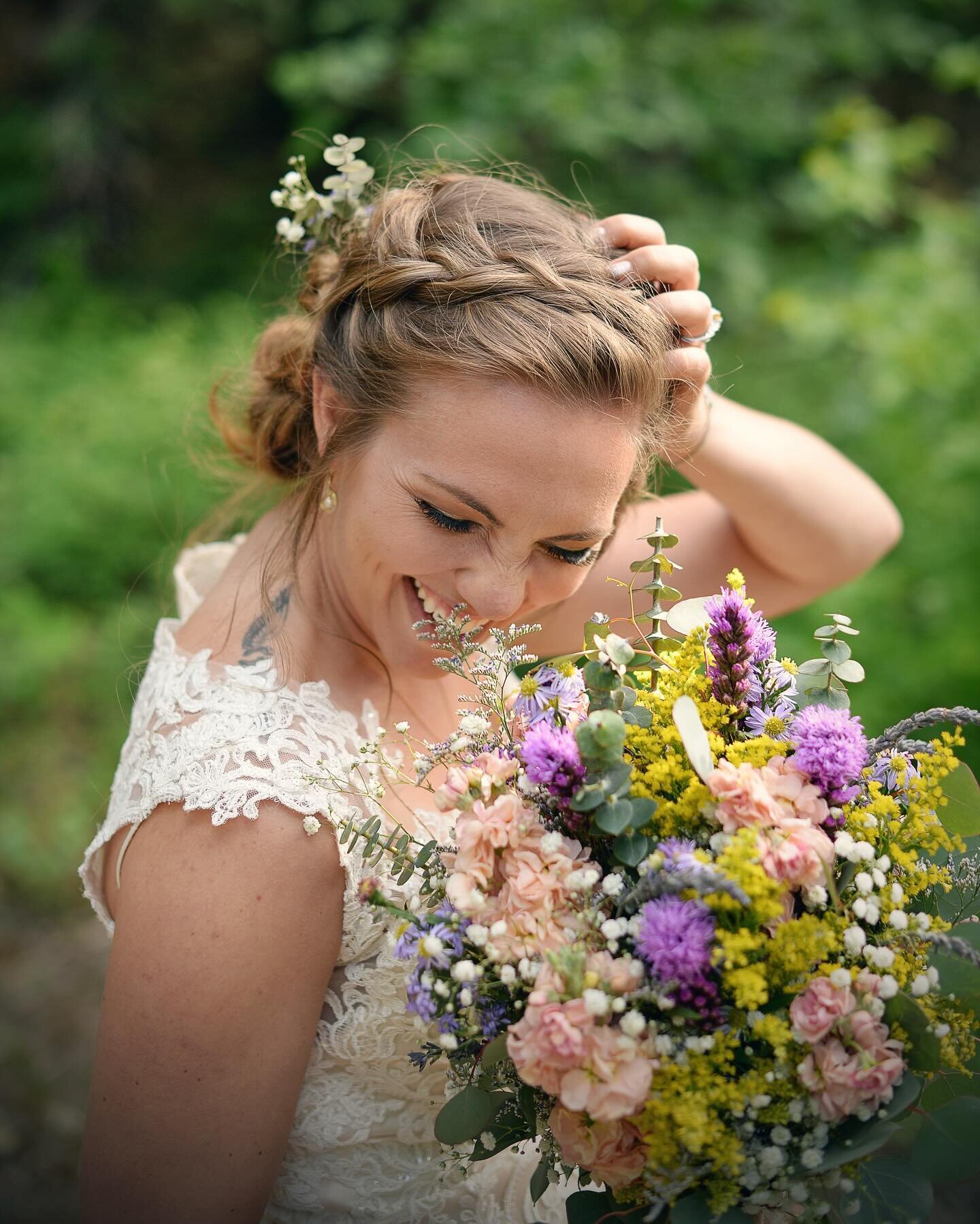 My shoot today was canceled due to weather, so here&rsquo;s a throwback to one of my favorite weddings/brides! Hair ✅ flowers ✅ dress ✅ location ✅. It was a perfect event and the photos came out 👏🙌
.
Message me or visit my website to schedule your 