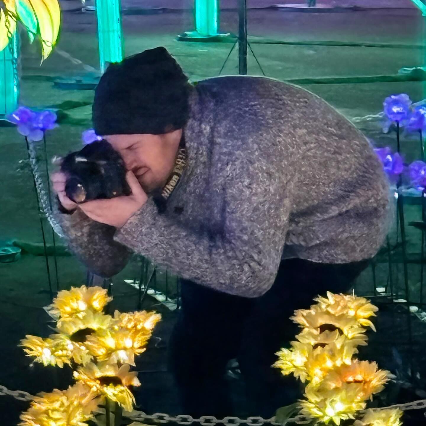 Thanks to my family for catching this ✨ stunning ✨ behind the scenes shot of me taking those flower photos at the Imaginarium last night! Haha. Photography is always so glamorous 🤪.