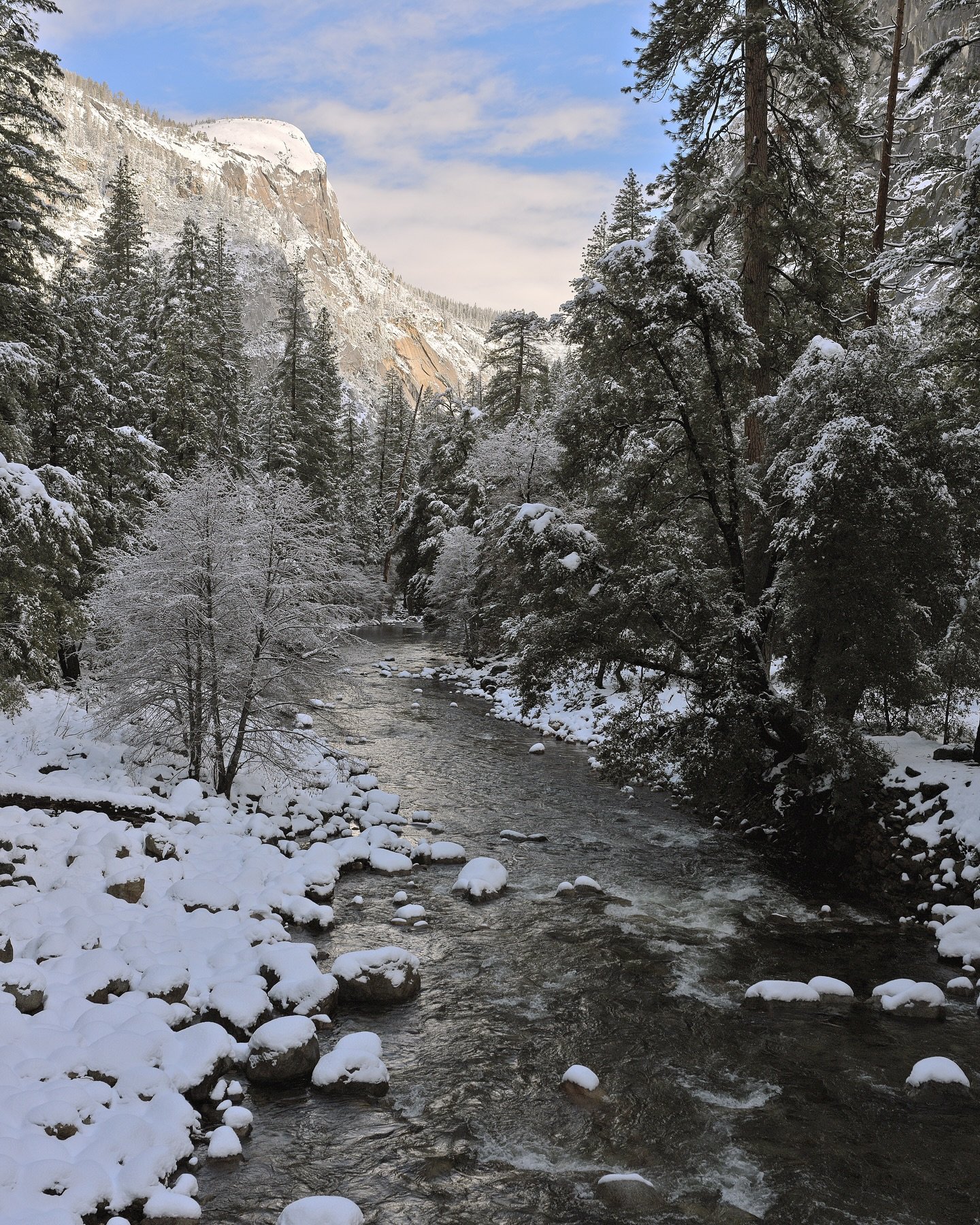 It&rsquo;s so pretty and magical in the valley
.
#yosemite #yosemite_national_park #yosemitenationalpark🌲 #curryvillage #campcurry  #halfdome #elcapit&aacute;n #tunnelview #nationalpark #nationalparks #nps #california #sierranevada #nature #outdoors