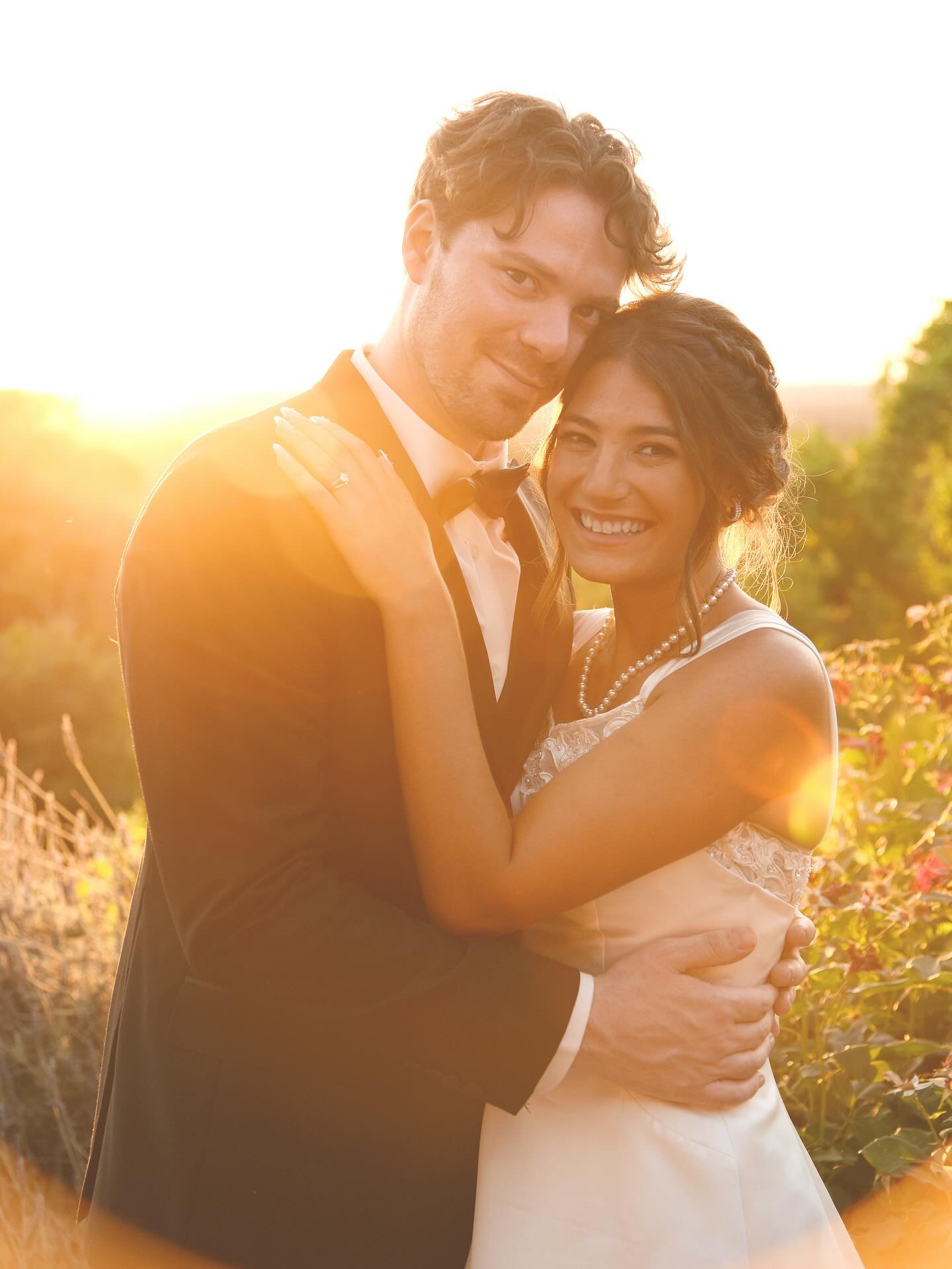 Are you KIDDING ME with this sunset!?!? 🌅 🤩🔥
. 
#wedding #weddingphotography #weddingrings #weddingring #weddingphotos #ido #auburn #sacramento #weddingphotographer #detailshots #brideandgroom #placercounty #placercountyweddings #auburnweddings #c