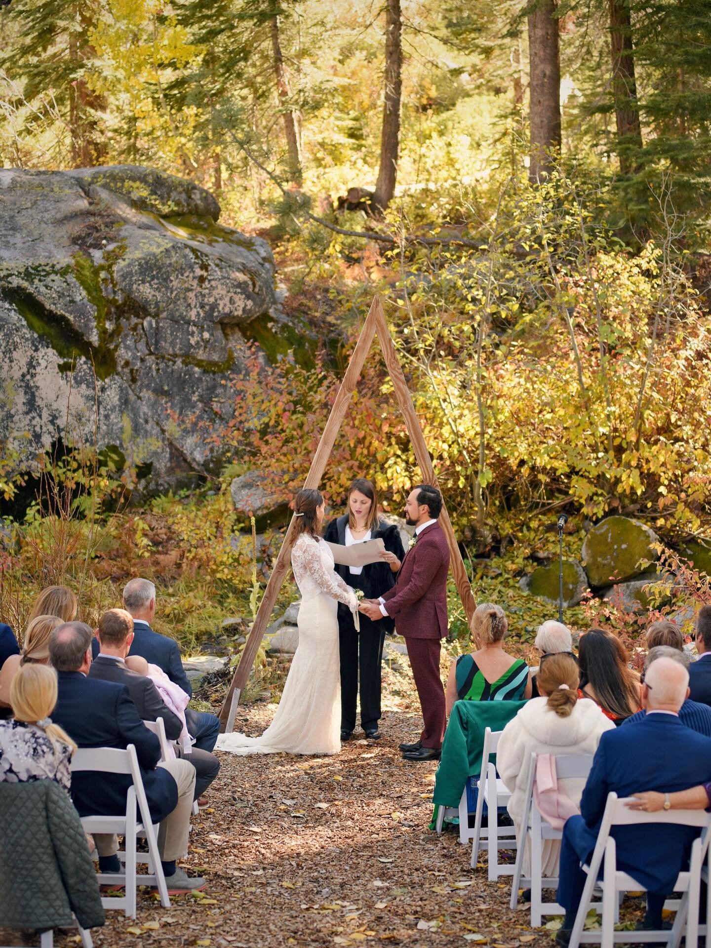 Obsessed with the cozy, Fall vibes from this outdoor wedding I had the pleasure of photographing recently. The @rainbowlodgeca is such a gorgeous venue. 
.
Thank you @re.finedevents for making sure the event ran smoothly! 
. 
#wedding #weddingphotogr