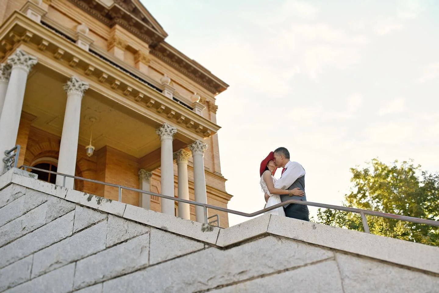 I never get tired of shooting at the old courthouse building 🤩
.
Message me or visit my website to book your session!
.
#wedding #weddingphotography #weddingphotographer #photography #photographer #sacramentowedding #sacramento #auburn #tahoe #place