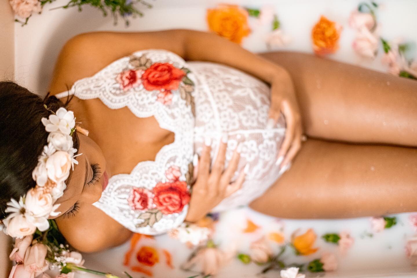 So..... I did a thing. 😆

If you know me, know that I get super nervous trying new things. Especially when someone is paying me to execute. 😥 But then my friend @bithiah_lott asked me to try a milk bath maternity session. And I reluctantly agreed. 