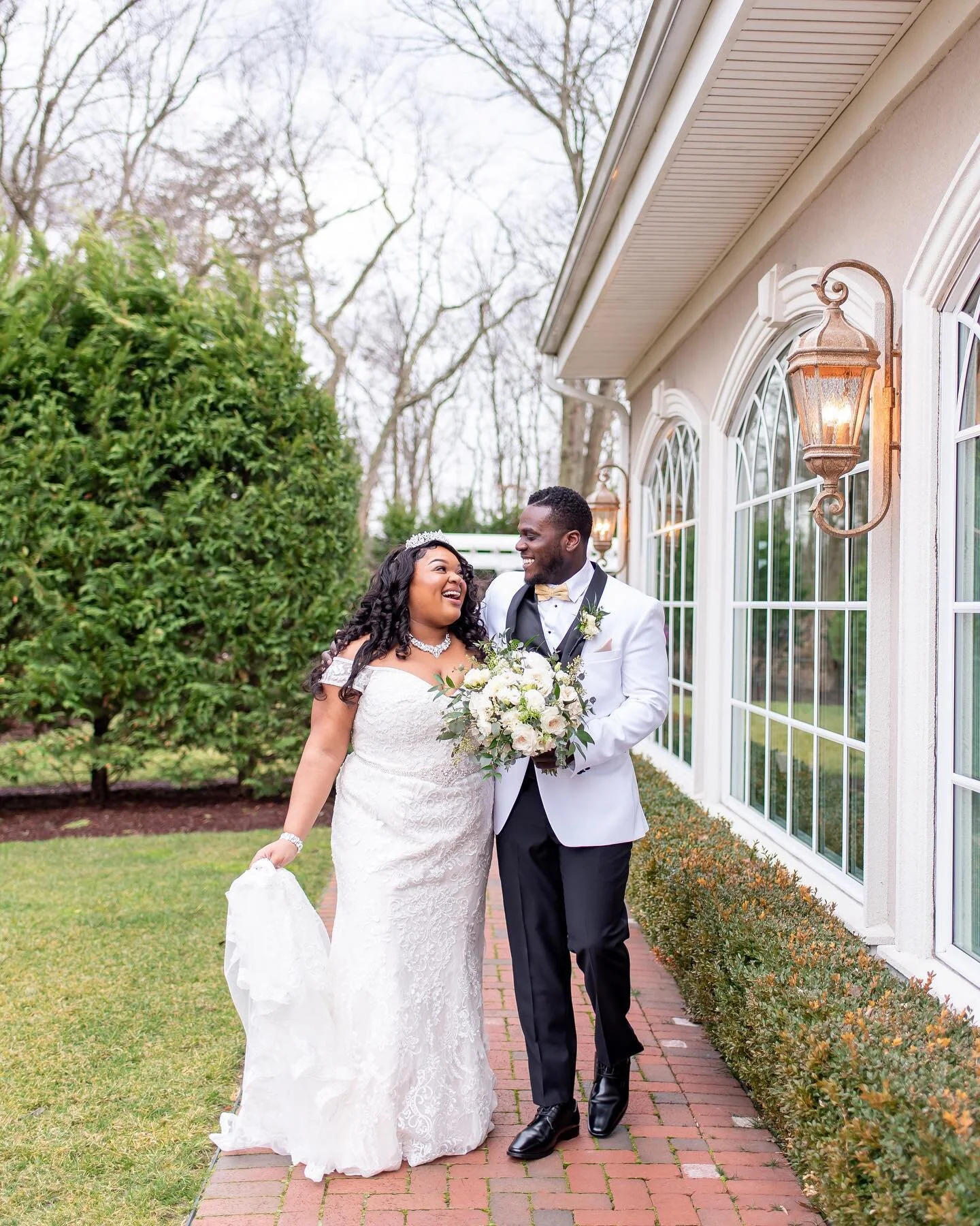 Happy 1 Year Anniversary 💍 to one of my favorite couples of all time! 🤗 You were one of very few 2020 weddings and one of the highlights of the year for sure. I am beyond grateful that you two choose me to document this chapter in your love story. 