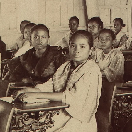 On schooling and colonization