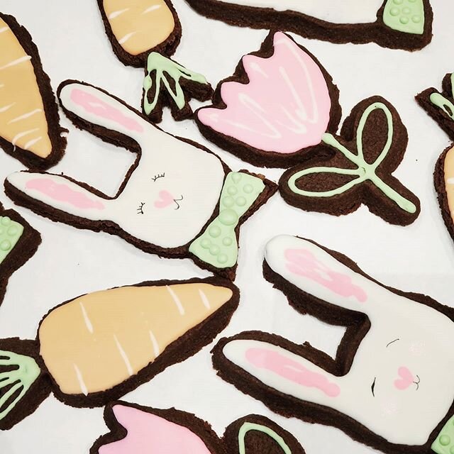 Chipper cookies that make me smile. Inspired by @koopiecookies  check her out! She is amazing! 
#cookies #cookiesofinstagram #cookiedecorating #cutoutcookies #sugarcookies #darkchocolatecookies #cookier #bunnycookies #eastercookies #cookiedecoratingi