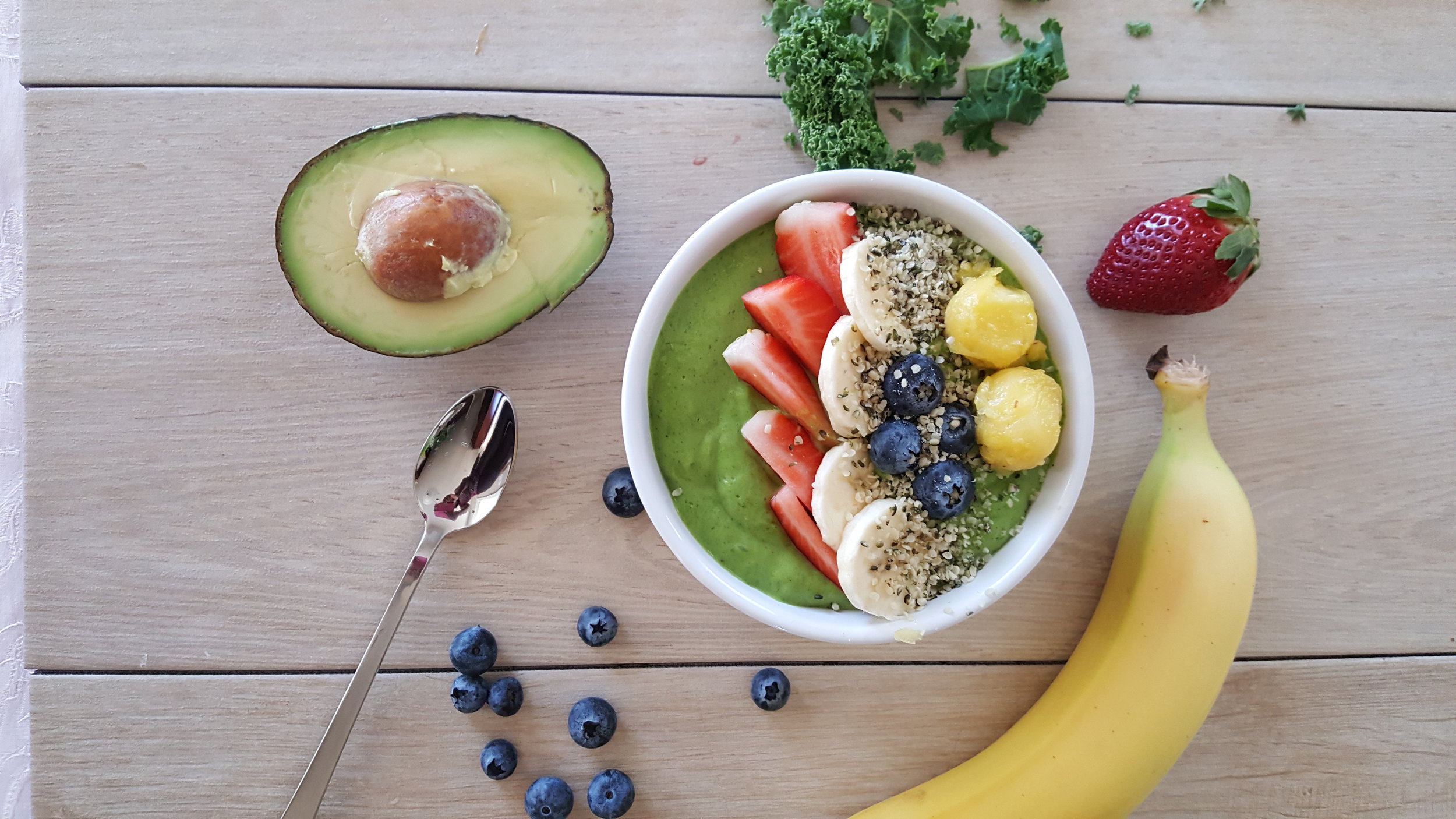 Green kale banana smoothie bowl.jpg