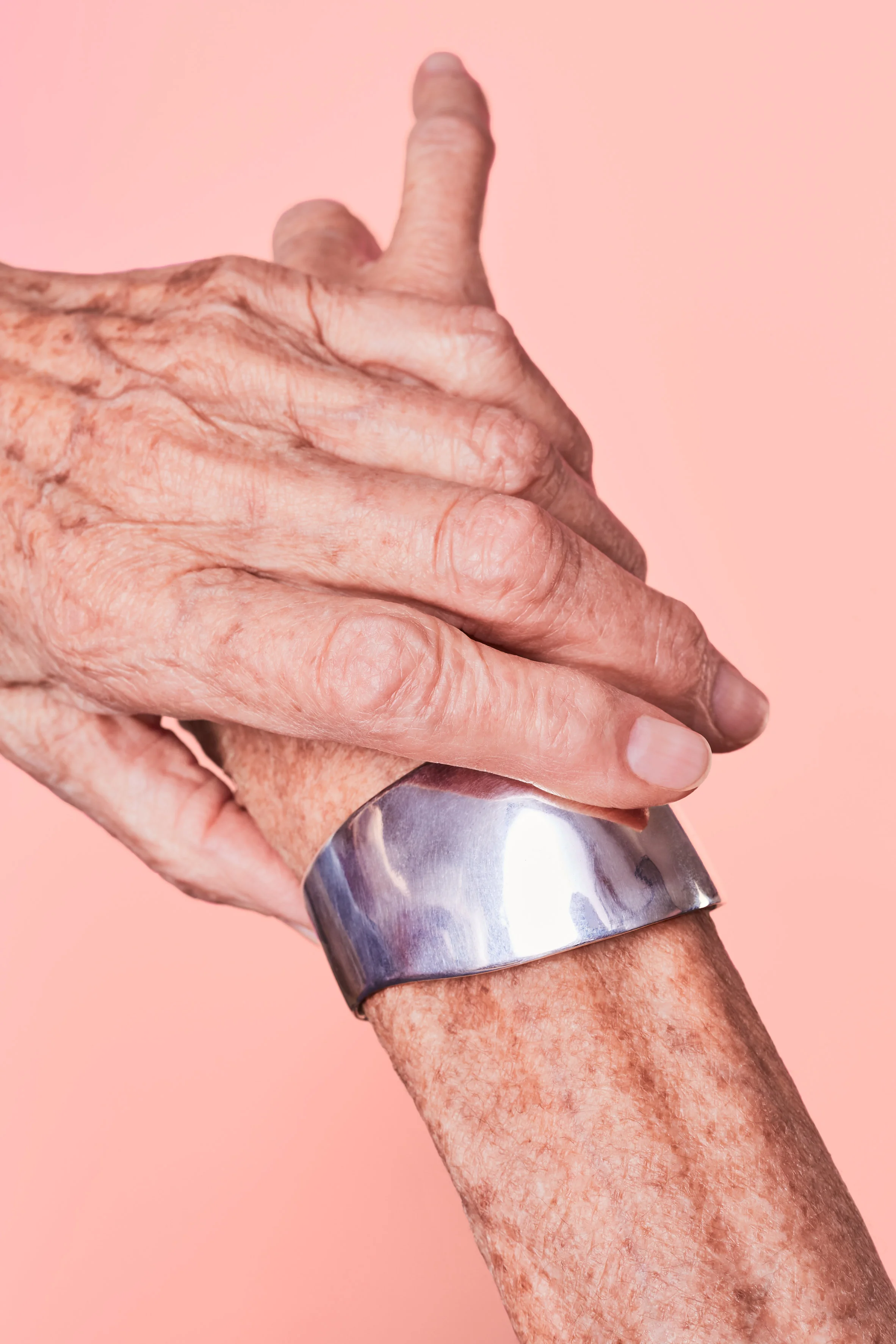 continuation-embracing-touch-series-design-fashion-jewellery_dezeen_2364_col_5.jpg