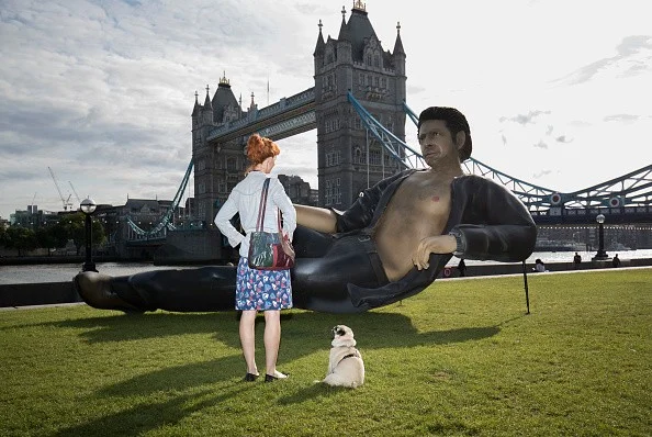 -62170003800_25-foot-statue-jeff-goldblum-london.jpg