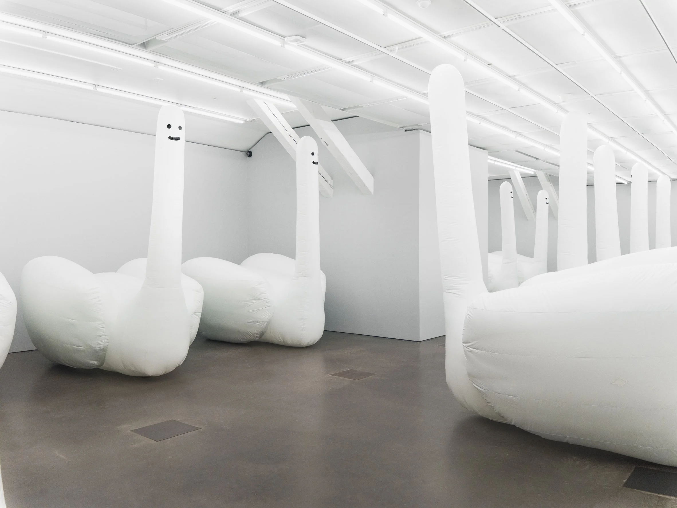 david-shrigley-inflatable-swan-exhibition-design_dezeen_2364_col__dezeen_2364_col_0.jpg