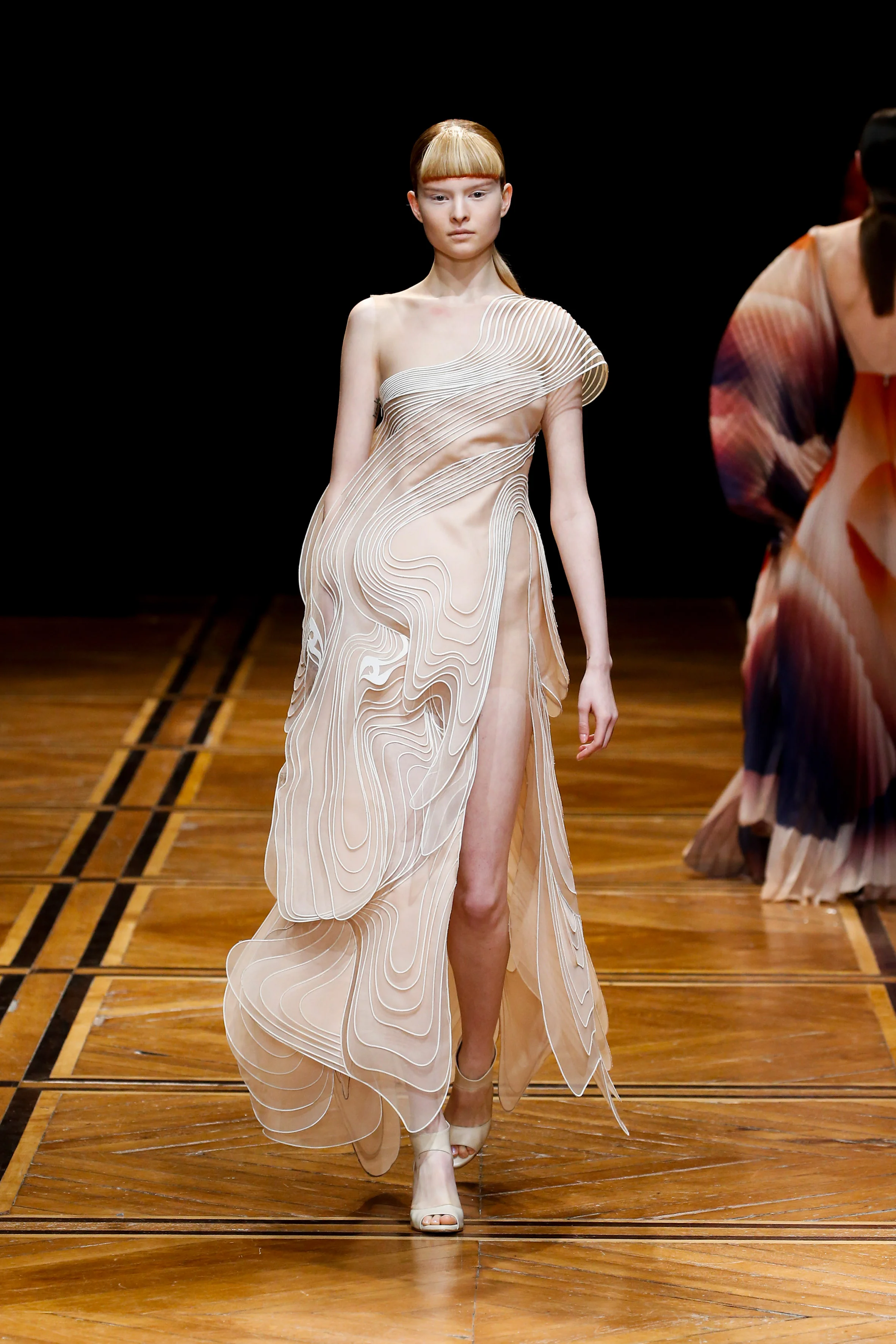 iris-van-herpen-couture-fashion-design_dezeen_2364_col_33.jpg