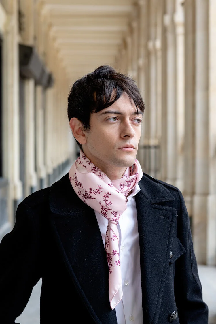 foulard+en+soie+rose+pour+homme+noue+paris.jpeg