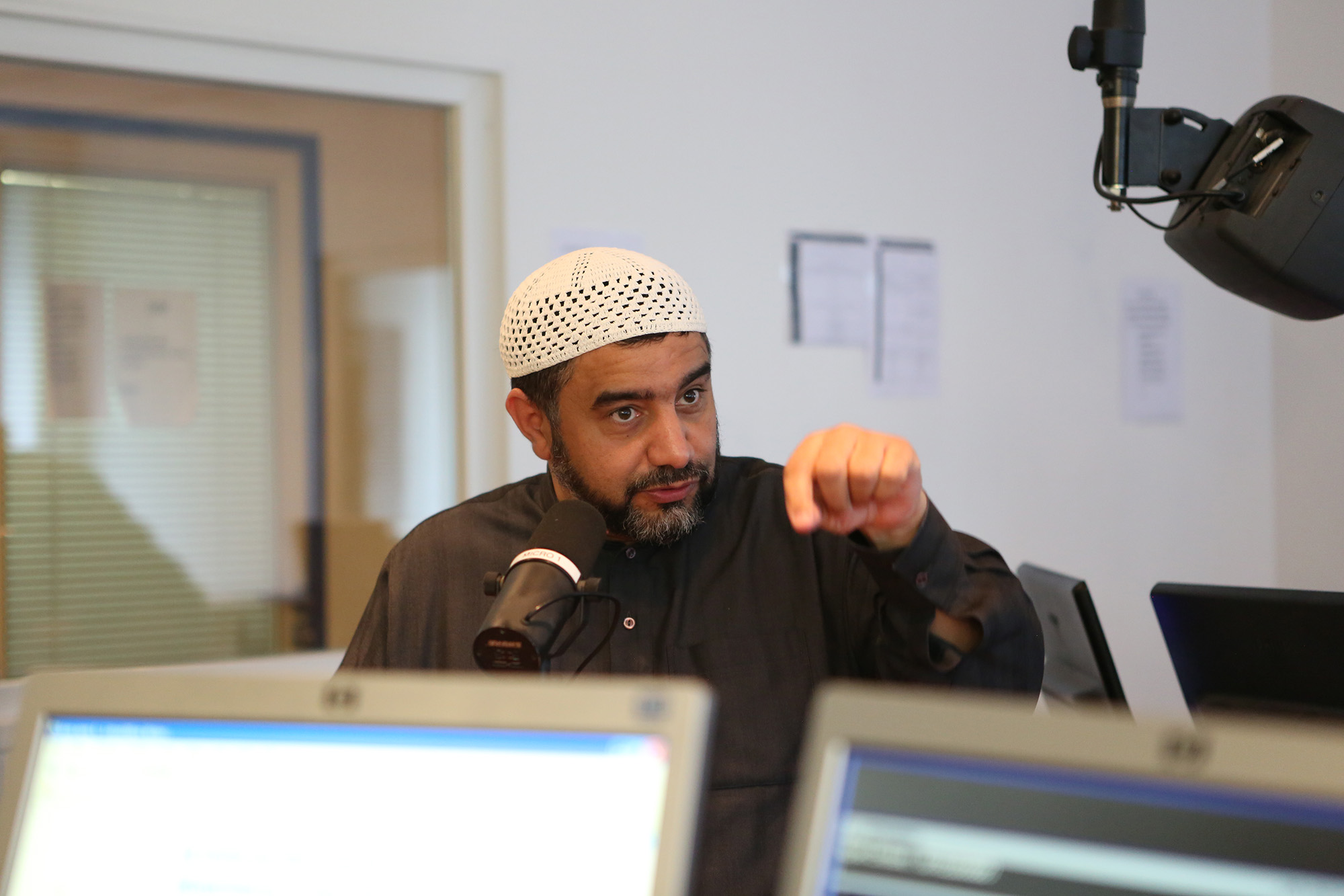 Rencontre avec l'imam Abdelali Mamoun dans les studios de Beur FM