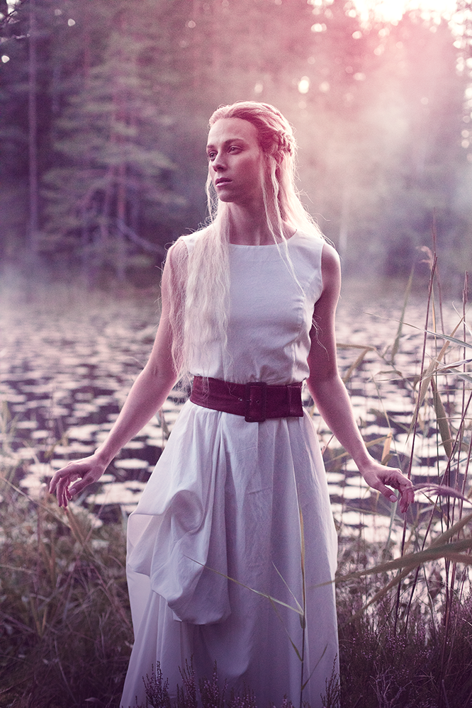 Kalevalanmaa-Ballet_Aino_vrtcl_Photo-Saara-Salmi_lowres.png