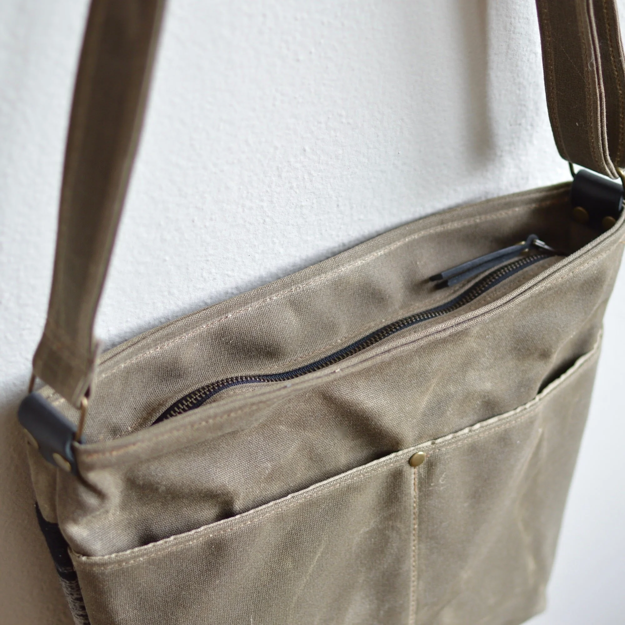 Western Bound Goods Crossbody Zipper Bag