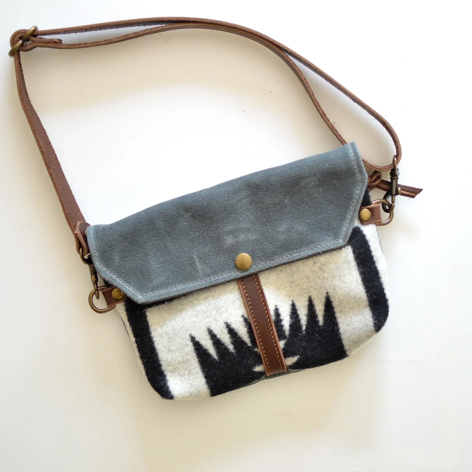 Hip Pack Crossbody Bag - Walking Rock