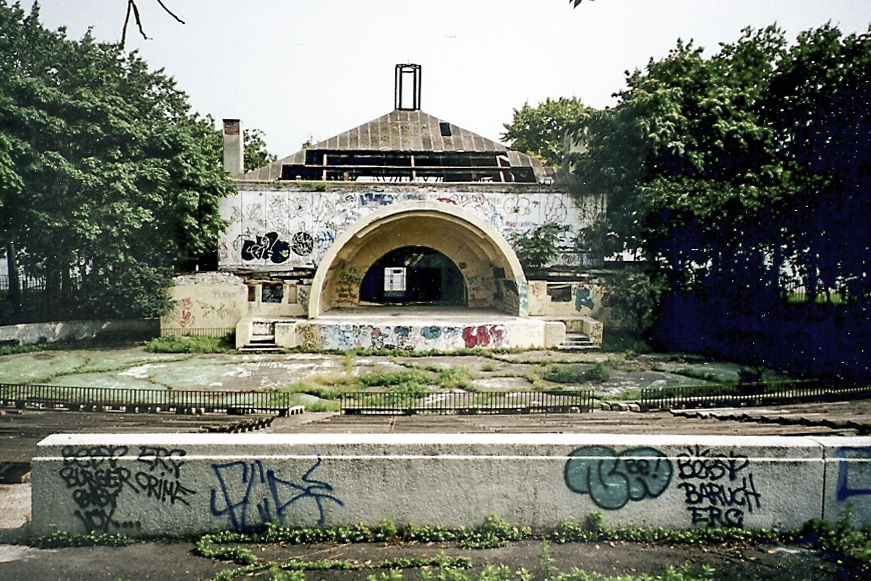 East River Ampitheater Before 2001 Renovation