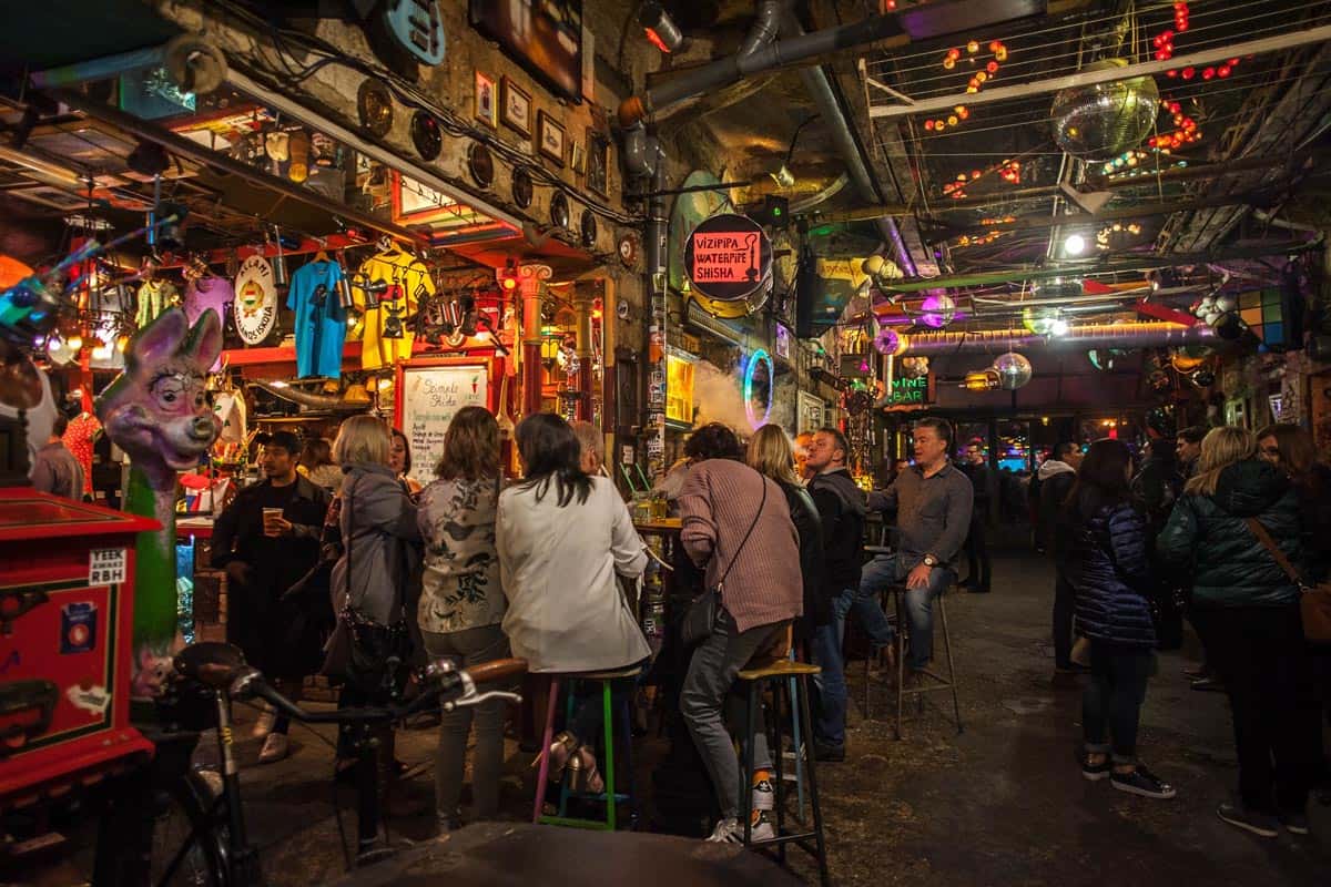 interior-szimpla-kert-budapest.jpg