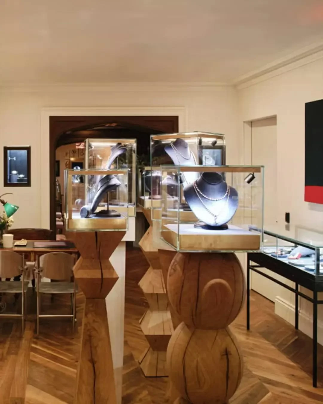 The design merges luxury retail with the warmth of a refined residence, and the luminous world of hand-painted murals, echoing @jessicamccormackdiamonds&rsquo; British heritage and commitment to artisanal craftsmanship.