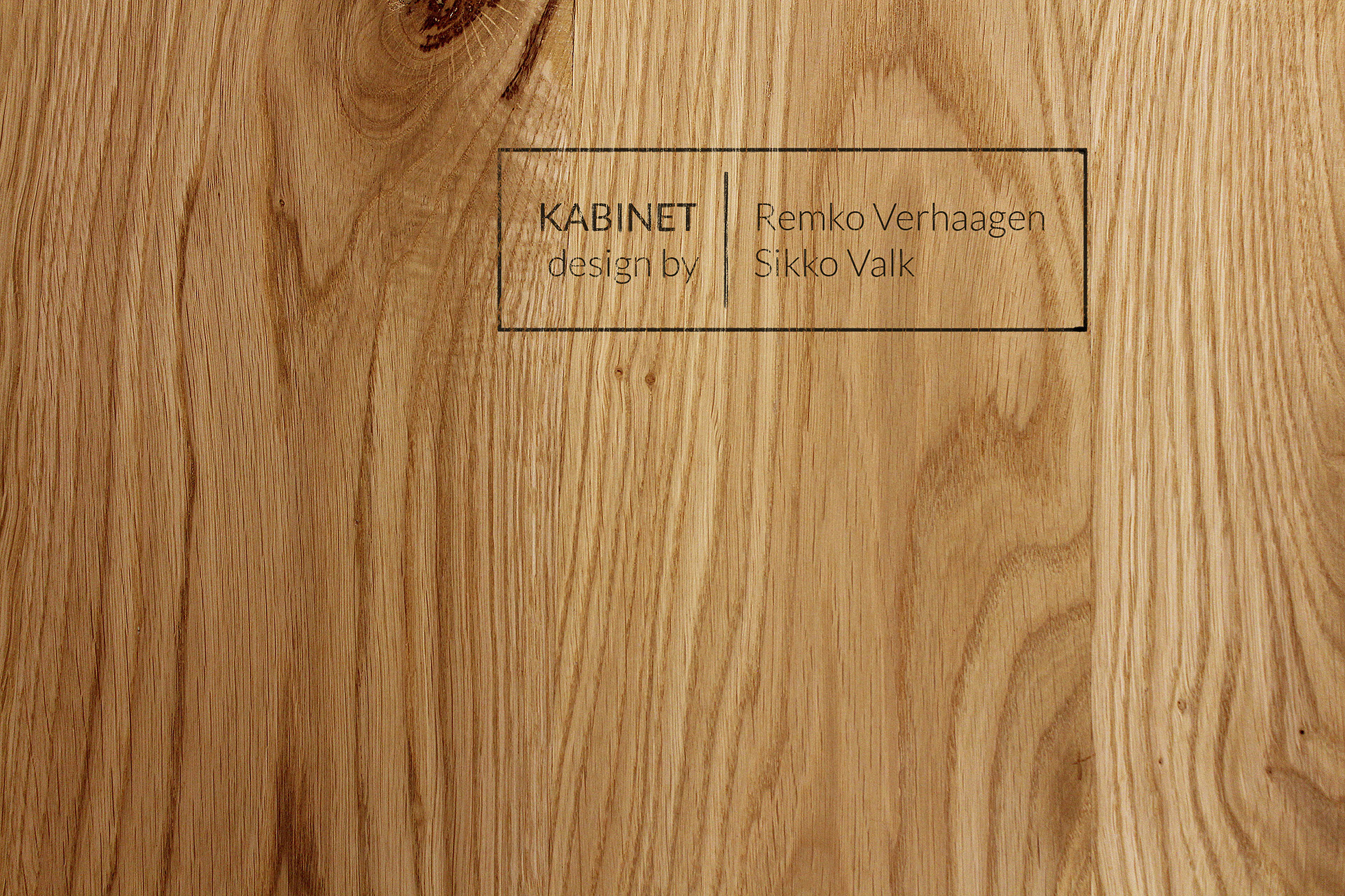 Natural Oak | A pure and distinguished finish for the timeless KABINET. The wood is stamped with a seal of genuineness.